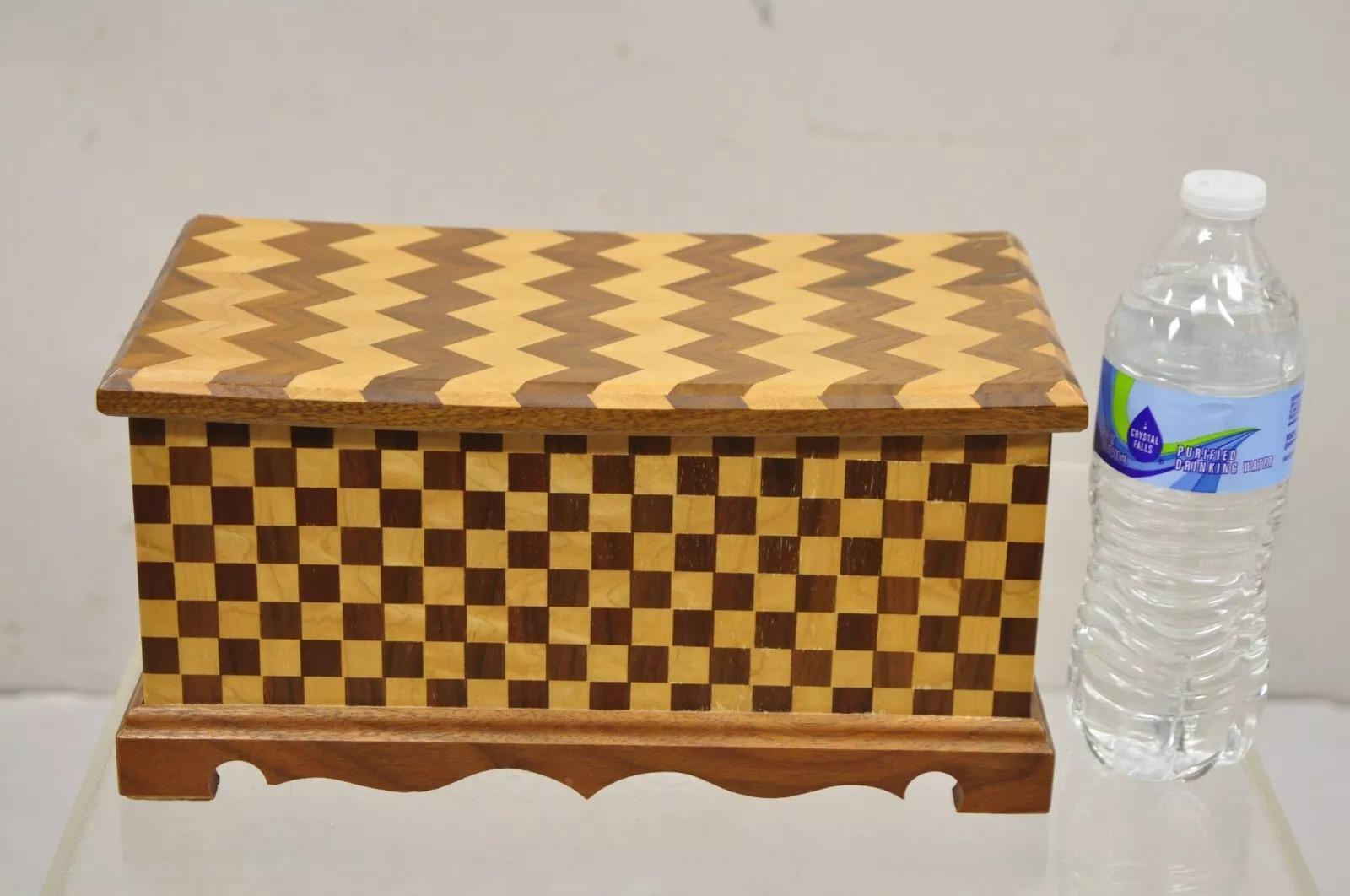 Joyero de baratijas hecho a mano con incrustaciones de damero de madera de caoba Arts & Crafts. Mediados del siglo XX. Medidas: 15 cm de alto x 30 cm de ancho x 15 cm de profundidad. 

