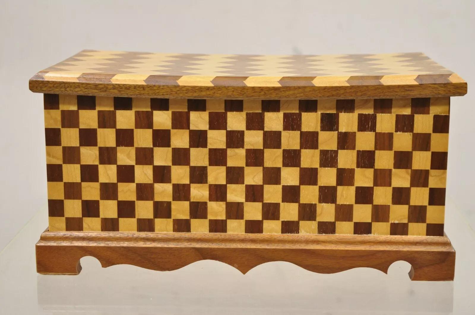 Joyero de baratijas hecho a mano con incrustaciones de damero de madera de caoba Arts & Crafts Artes y manualidades en venta