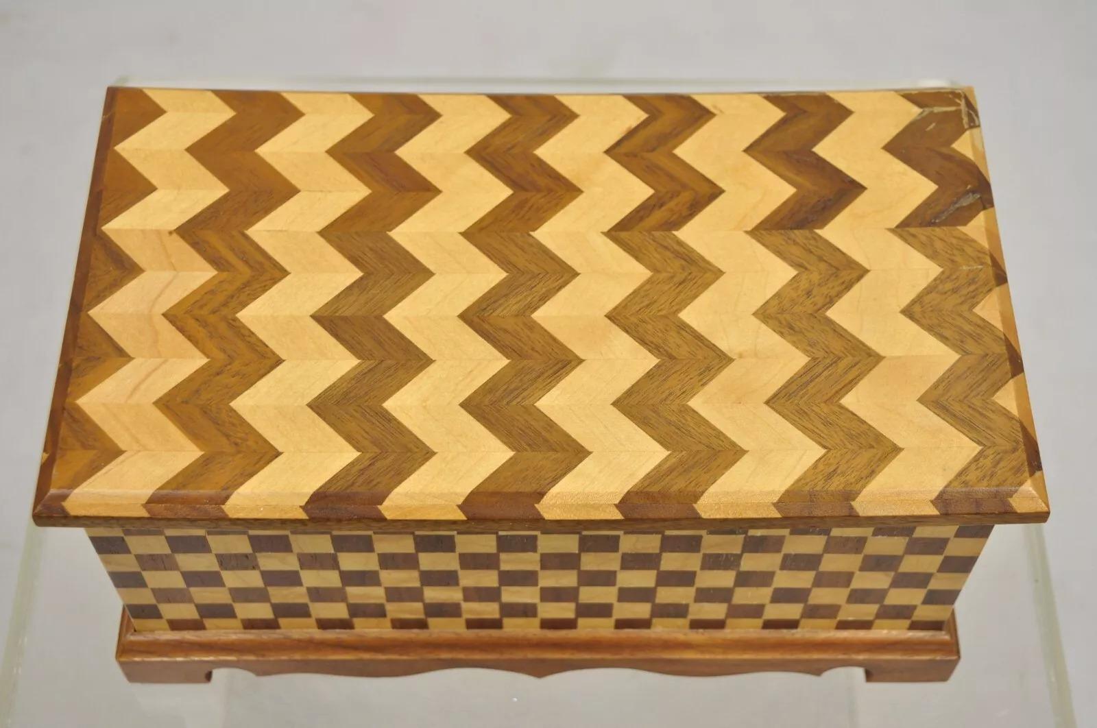 Joyero de baratijas hecho a mano con incrustaciones de damero de madera de caoba Arts & Crafts Desconocido en venta