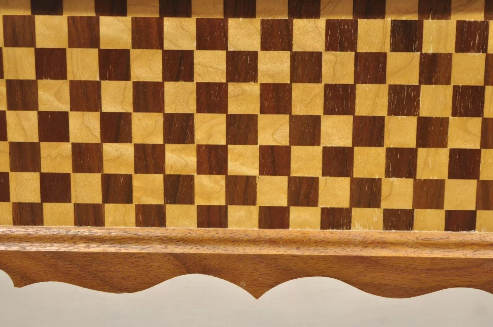 Joyero de baratijas hecho a mano con incrustaciones de damero de madera de caoba Arts & Crafts siglo XX en venta