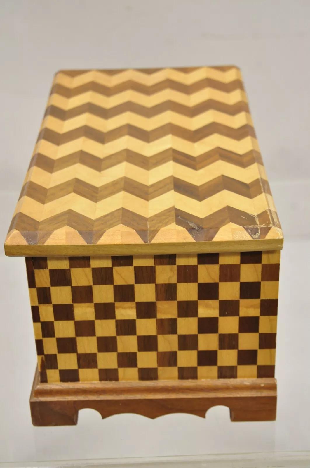 Joyero de baratijas hecho a mano con incrustaciones de damero de madera de caoba Arts & Crafts Madera en venta
