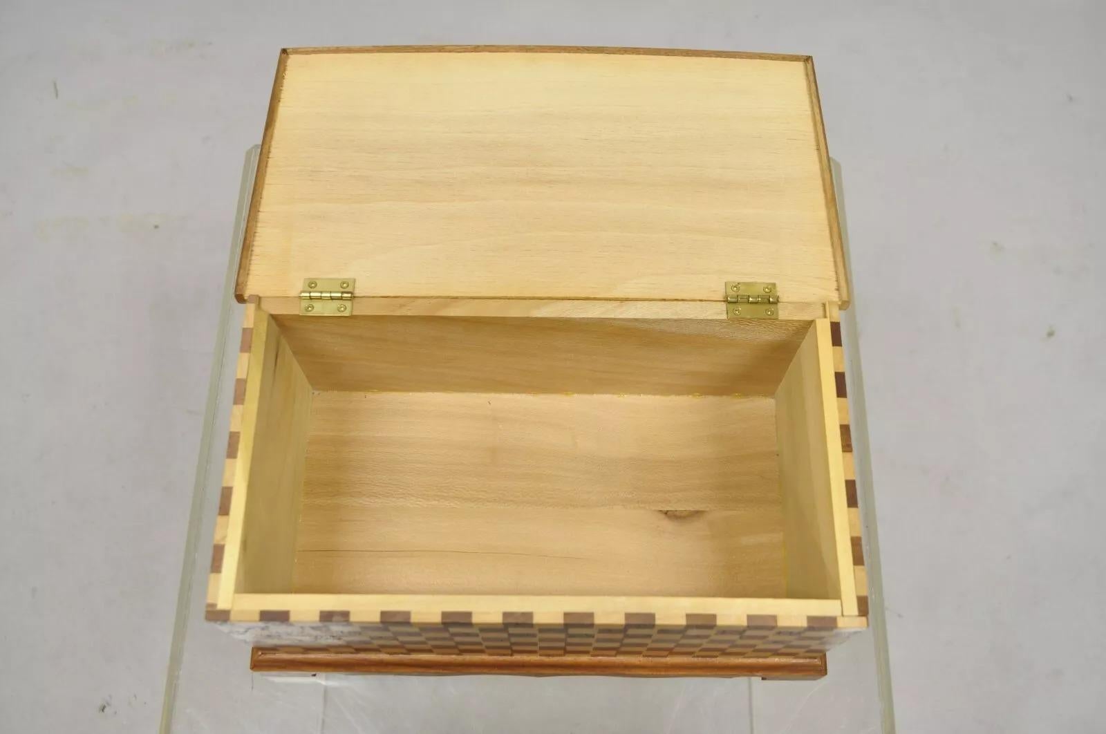 Joyero de baratijas hecho a mano con incrustaciones de damero de madera de caoba Arts & Crafts en venta 2