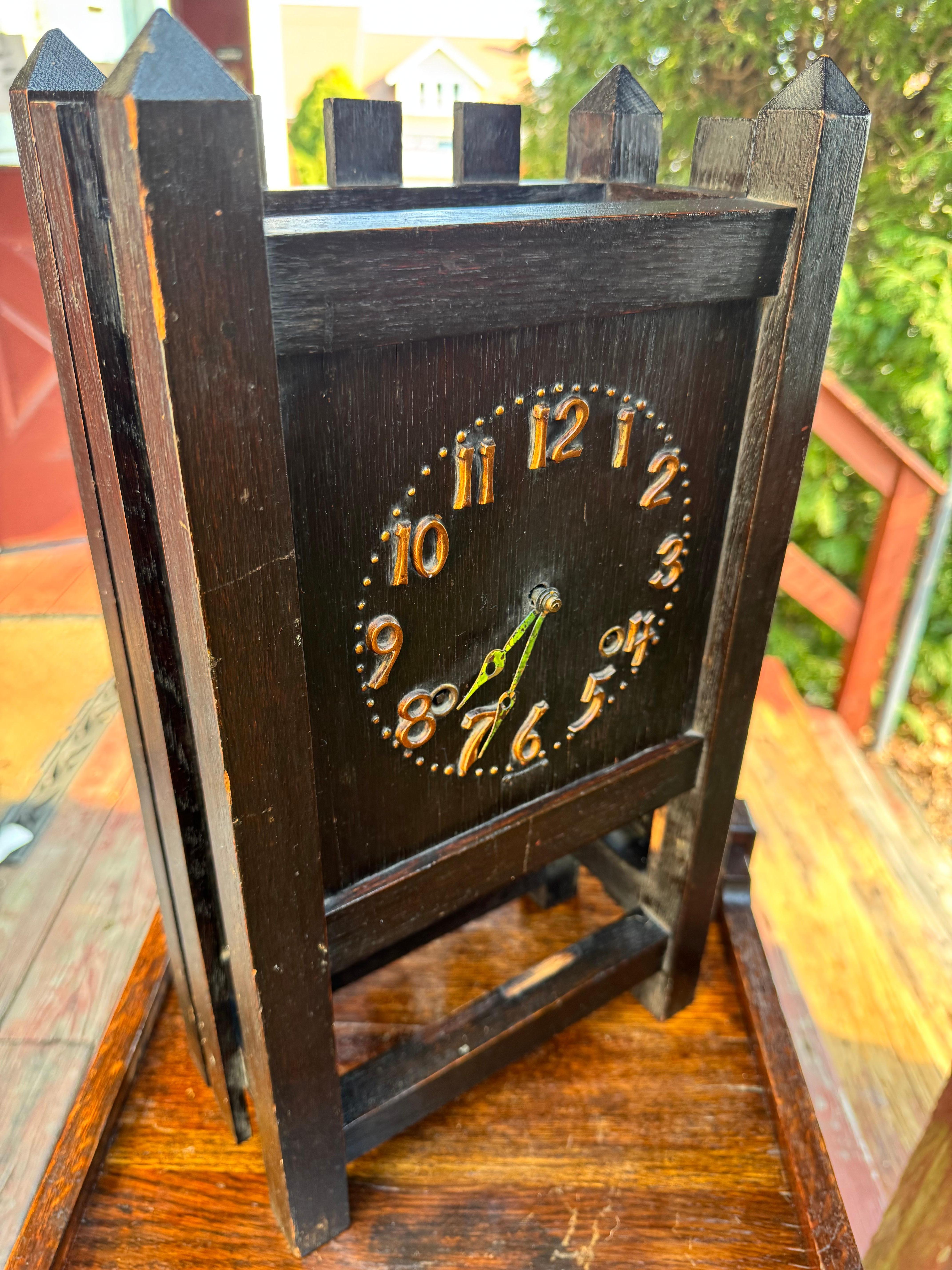  Reloj de chimenea Arts & Crafts - W7113
GARANTIZAMOS QUE TODOS LOS RELOJES QUE OFRECEMOS ESTÁN EN PERFECTO ESTADO DE FUNCIONAMIENTO.

Se trata de un reloj de manto Arts & Crafts de principios del siglo XX en buen estado de funcionamiento.  Acabado
