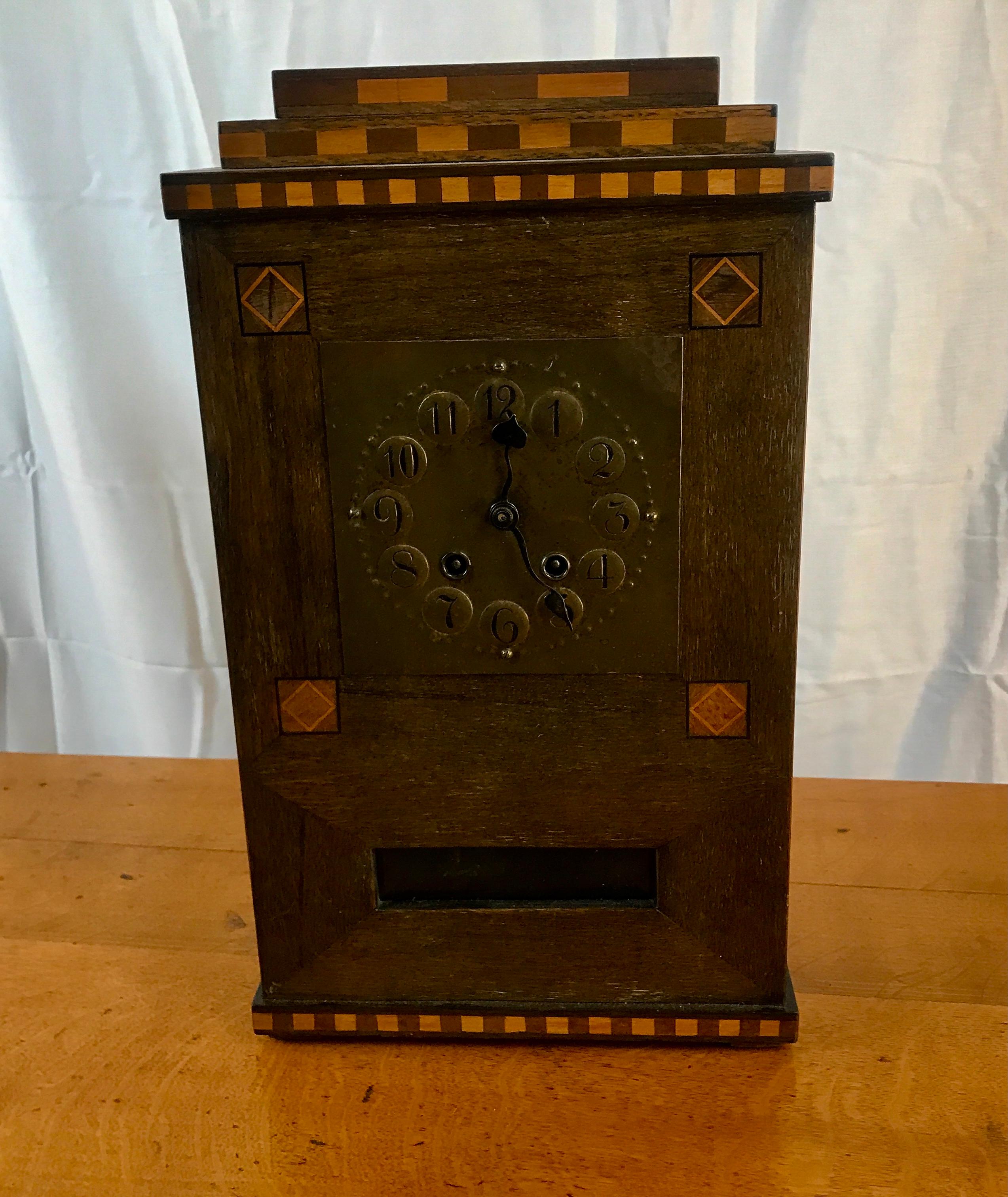 Horloge de cheminée Arts & Crafts - W6091

Il s'agit d'une ancienne horloge de cheminée Arte Antiques en très bon état.  Il provient probablement d'Europe et est en état de marche. 
