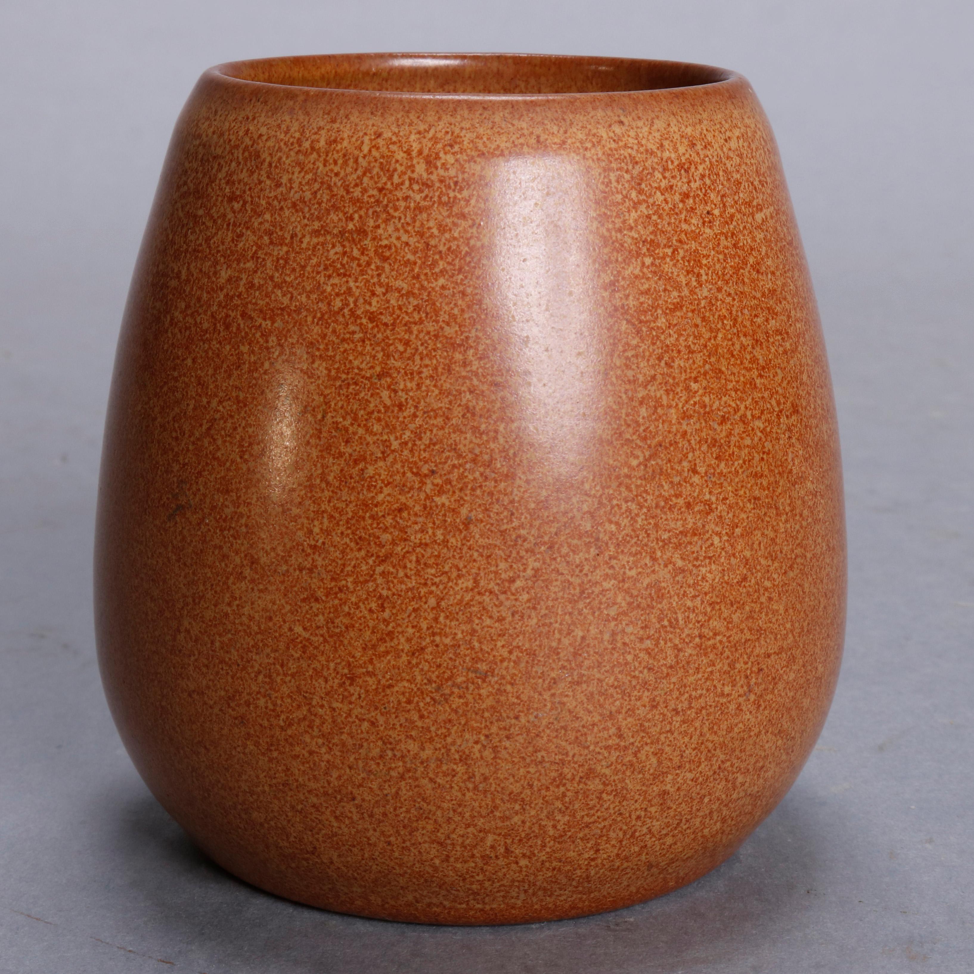 An Arts & Crafts art pottery vase by Marblehead offers avocado form with speckled finish, circa 1910

Measures: 3.75