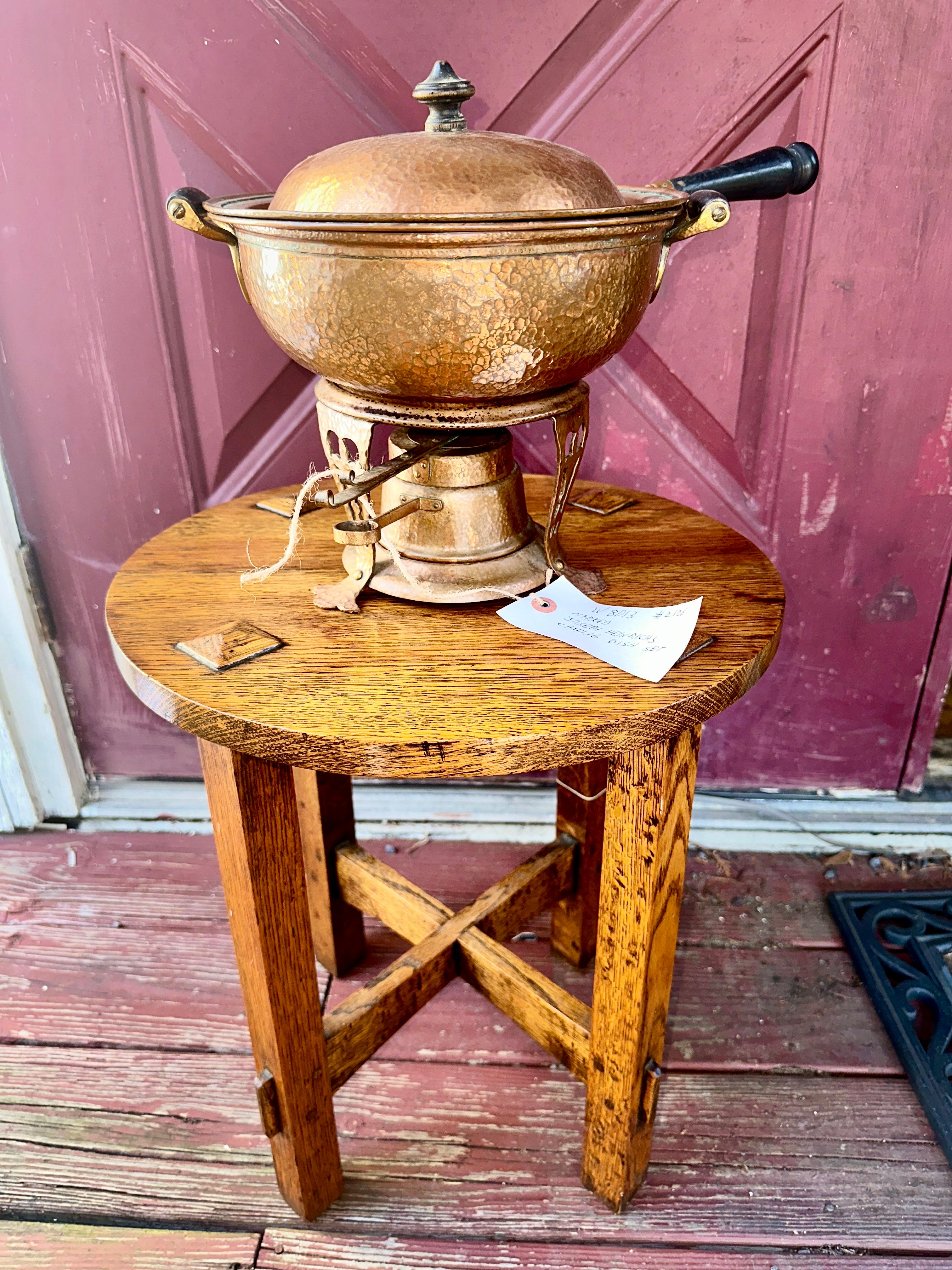 Dies ist eine antike Arts & Crafts Joseph Heinrichs Kupfer Chafing Dish Set.  Er ist aus handgehämmertem Kupfer gefertigt. Enthält den KOMPLETTEN Satz ohne Beschädigung oder ersetzte Teile.  

W8013