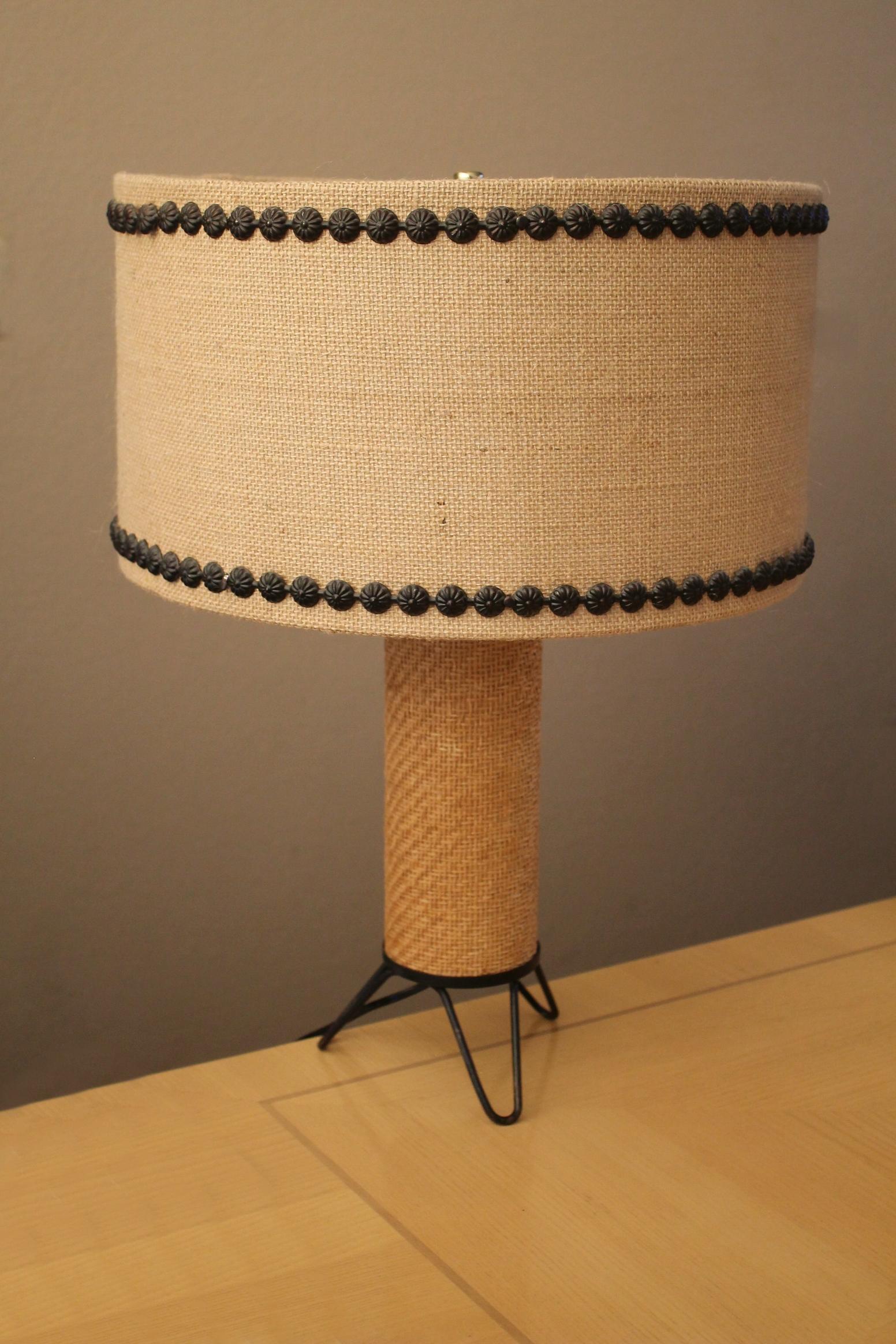 Arts et métiers !

Magnifique lampe tripode en toile de jute danoise du milieu du siècle
Unique en son genre

Circa 1950

Dimensions 22