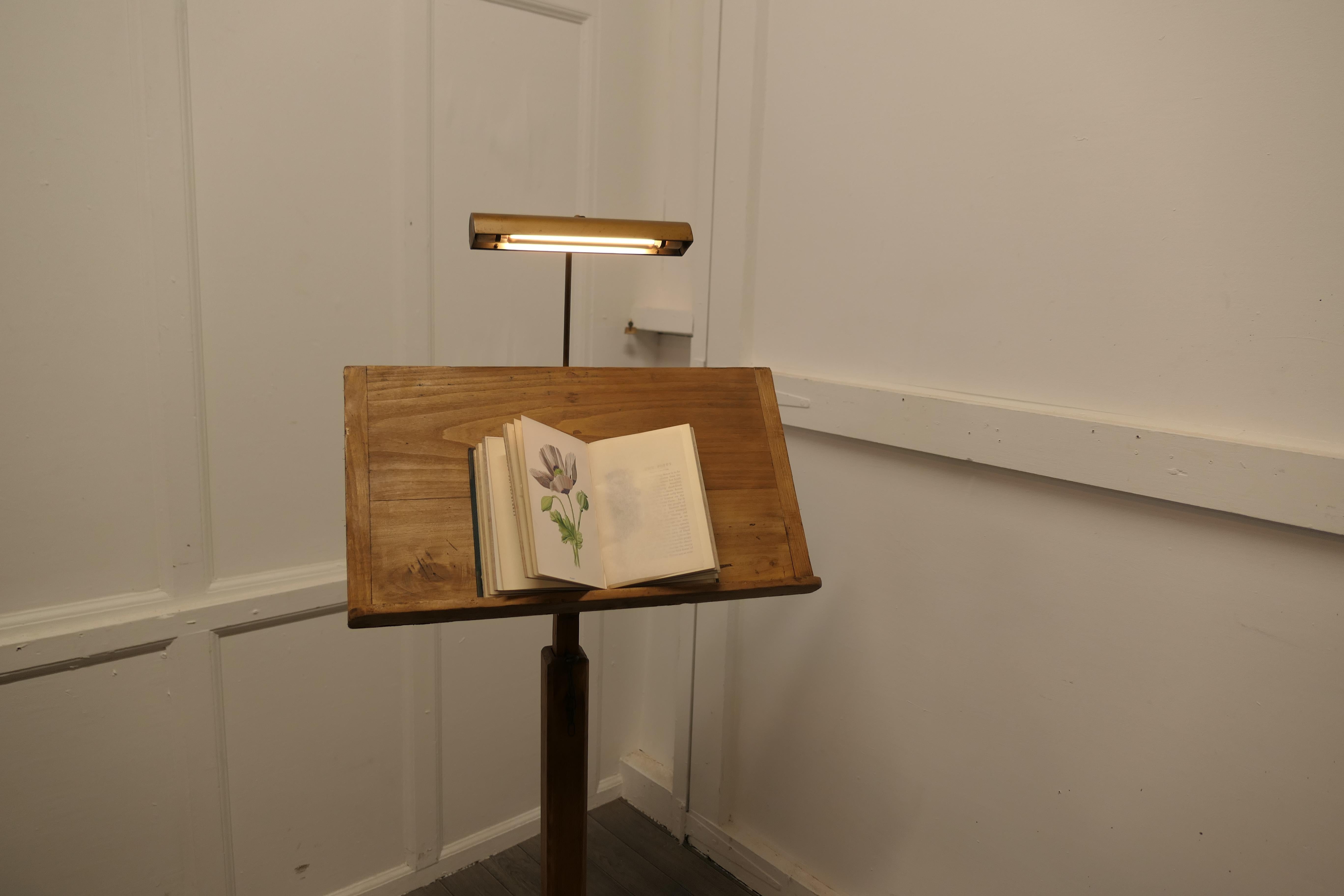 Arts & Crafts Menu Podium, Maître d' Stand with Reading Lamp In Good Condition In Chillerton, Isle of Wight