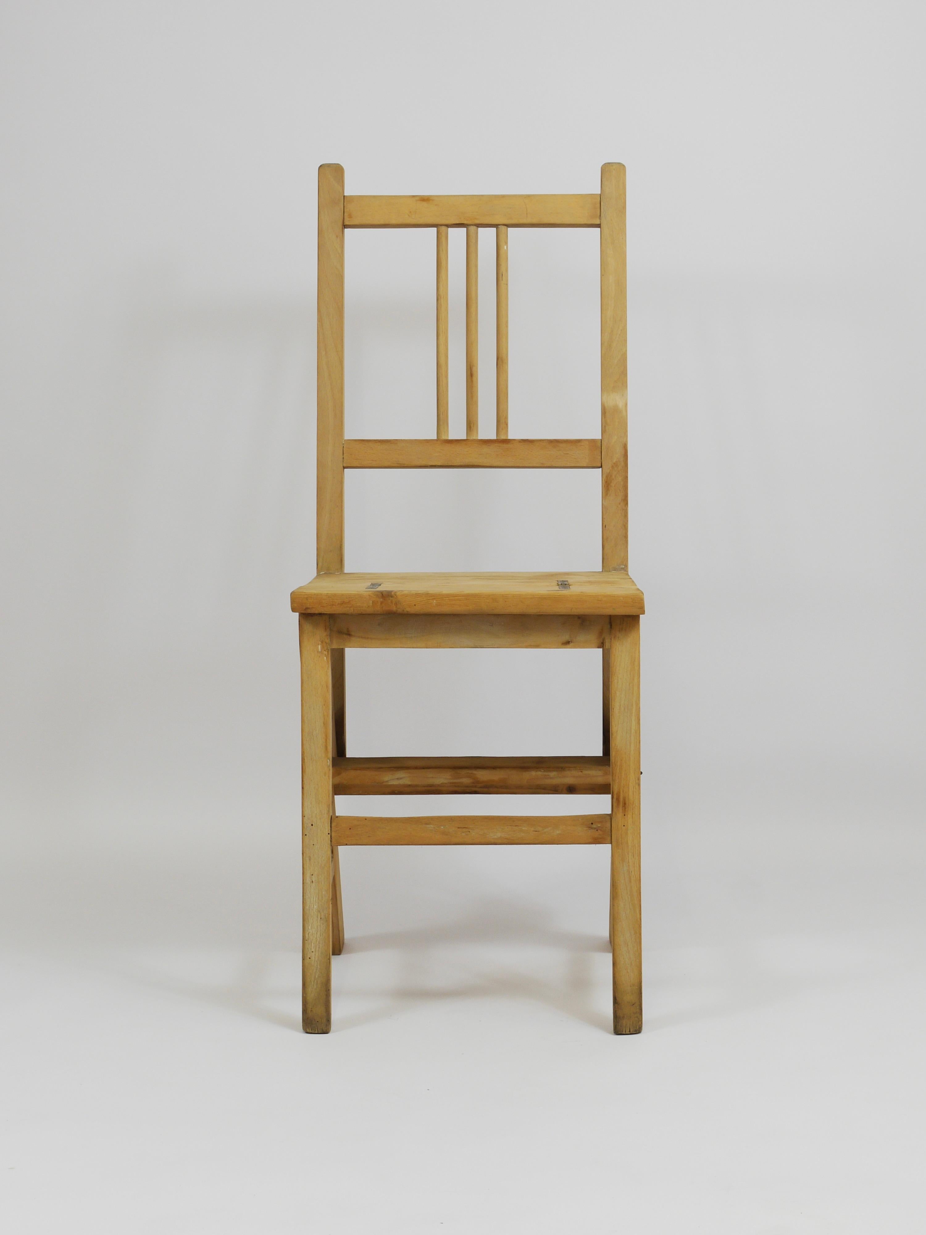 Ein metamorpher, multifunktionaler, umwandelbarer Stuhl aus Naturholz im Arts & Crafts-Stil, datiert um 1900. Dieses in Wien/Österreich gefertigte Stück ist sowohl äußerst praktisch als auch charaktervoll. Der im Wiener Dialekt als 