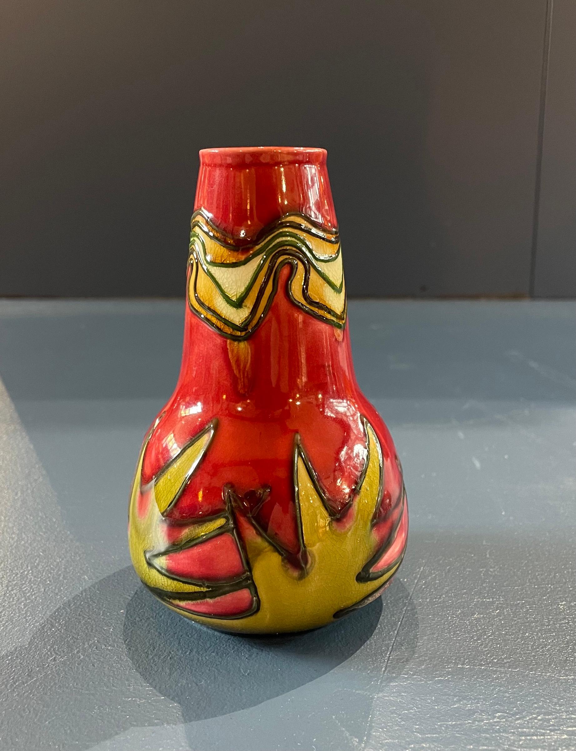 Vase sécessionniste en tubeline Arts & Crafts

En rouge et jaune

Estampillé Mintons Ltd n° 42

Circa 1900 

Hauteur 13.5 cm. Diamètre 8cm