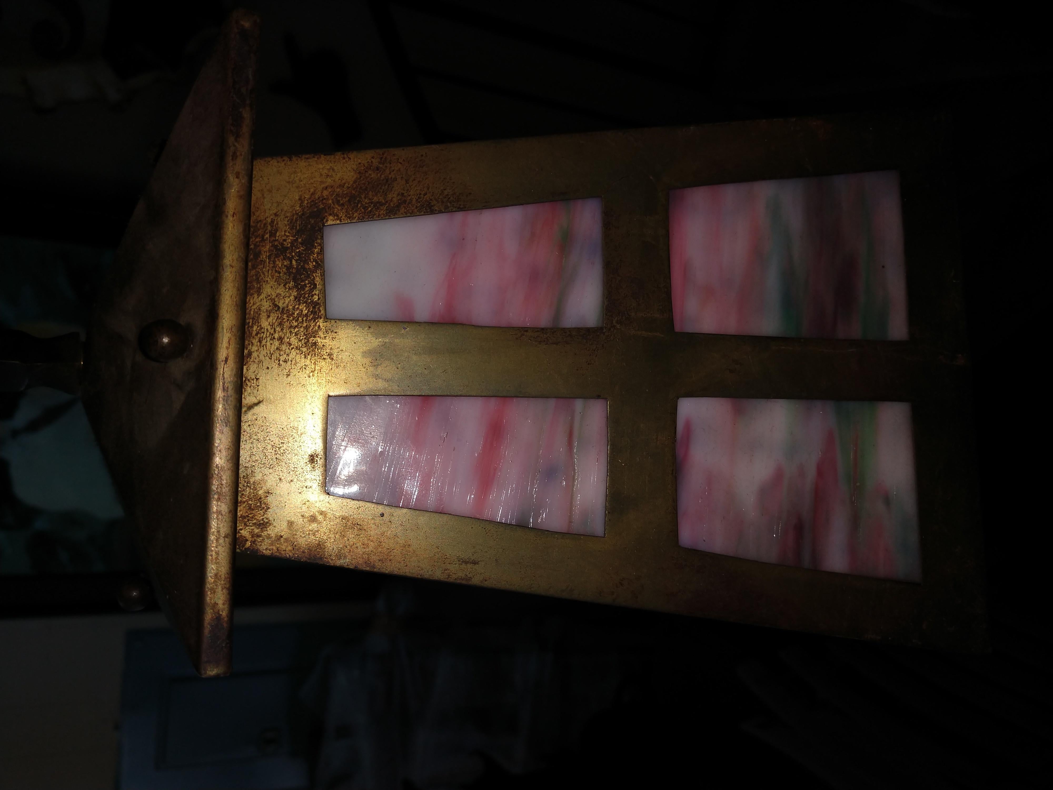 Fabuleuse lampe suspendue de style artisanal avec abat-jour simple en verre de scories vert et rouge. En état vintage original avec une usure minimale, recâblé il y a environ 2 ans. Peut être envoyé par colis en toute sécurité.
   