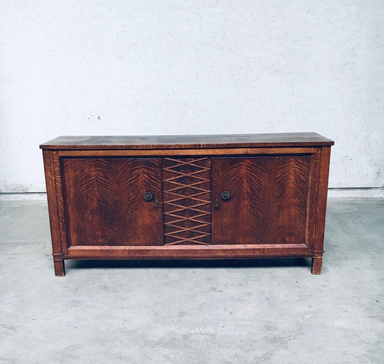 Vintage Arts & Crafts Mission Style Design Craftsman sideboard credenza Buffet Chest, made in France early 1900s - 1920s. Oak wood constructed buffet with blonde oak wood drawers inside. The front has a patterned striped motif set on the wood panels