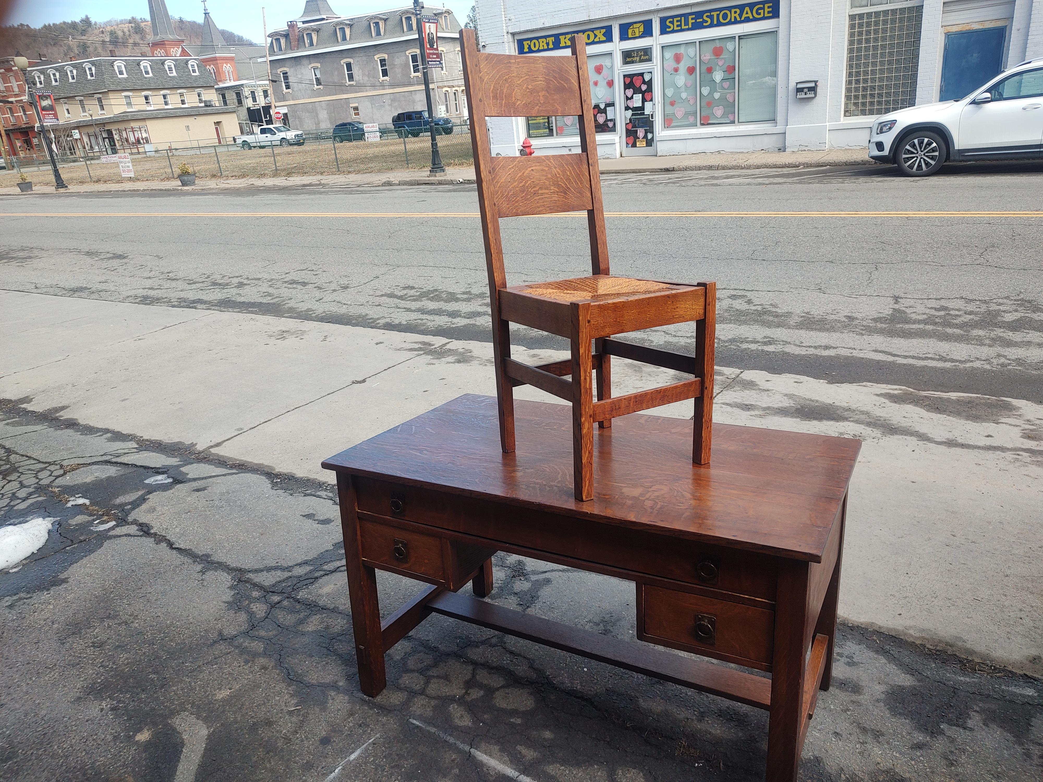 Bureau et chaise Mission en chêne Arts & Crafts à 3 tiroirs avec assise en jonc par Lifetime C1912 en vente 11