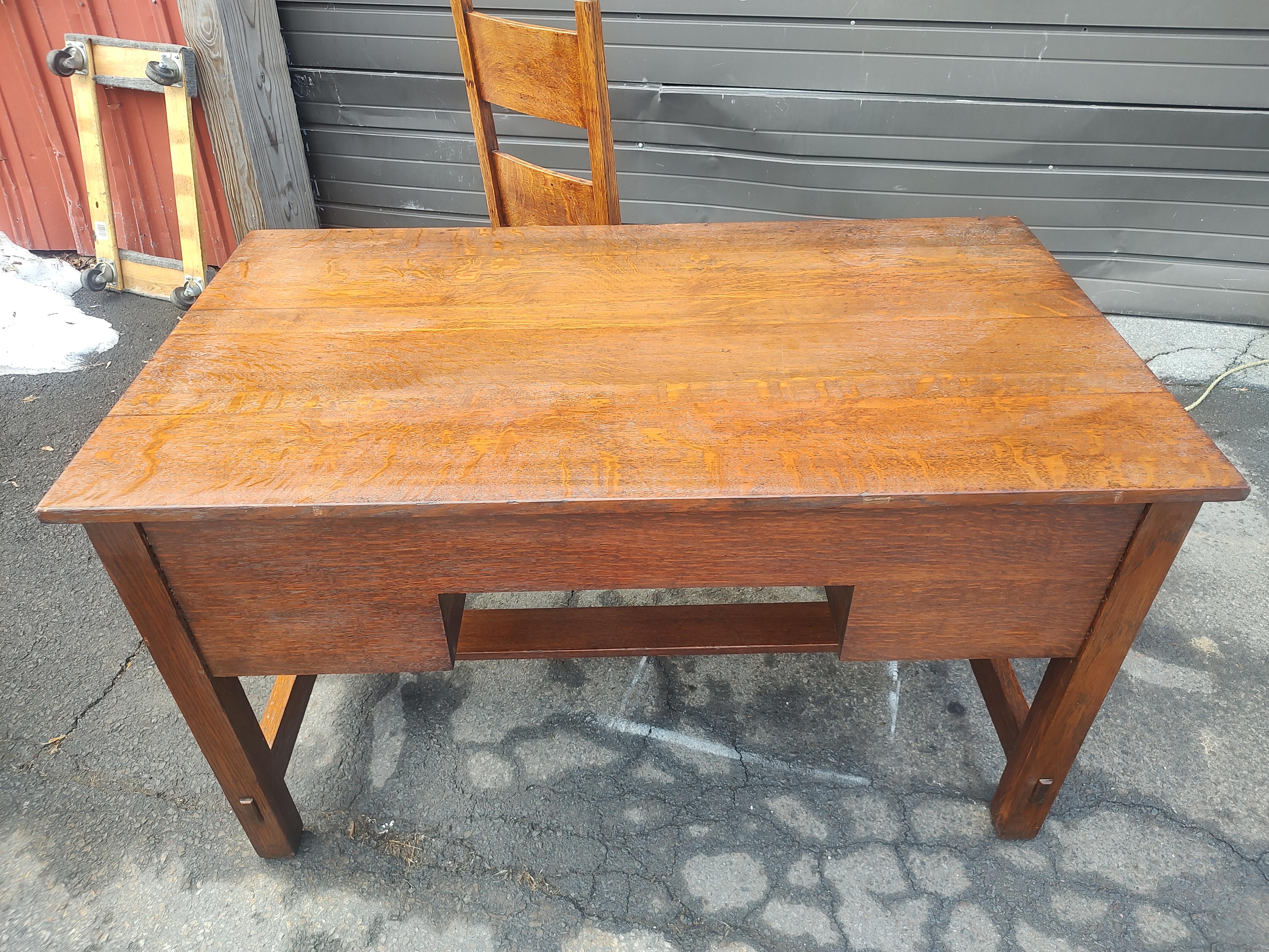 Favolosa scrivania a 3 cassetti in Oak Mission Arts & Crafts con una sedia da scrivania con schienale a doghe orizzontali e seduta in giunco. Un cassetto lungo e due cassetti corti. Entrambi i pezzi sono in legno di quercia segato a un quarto e in