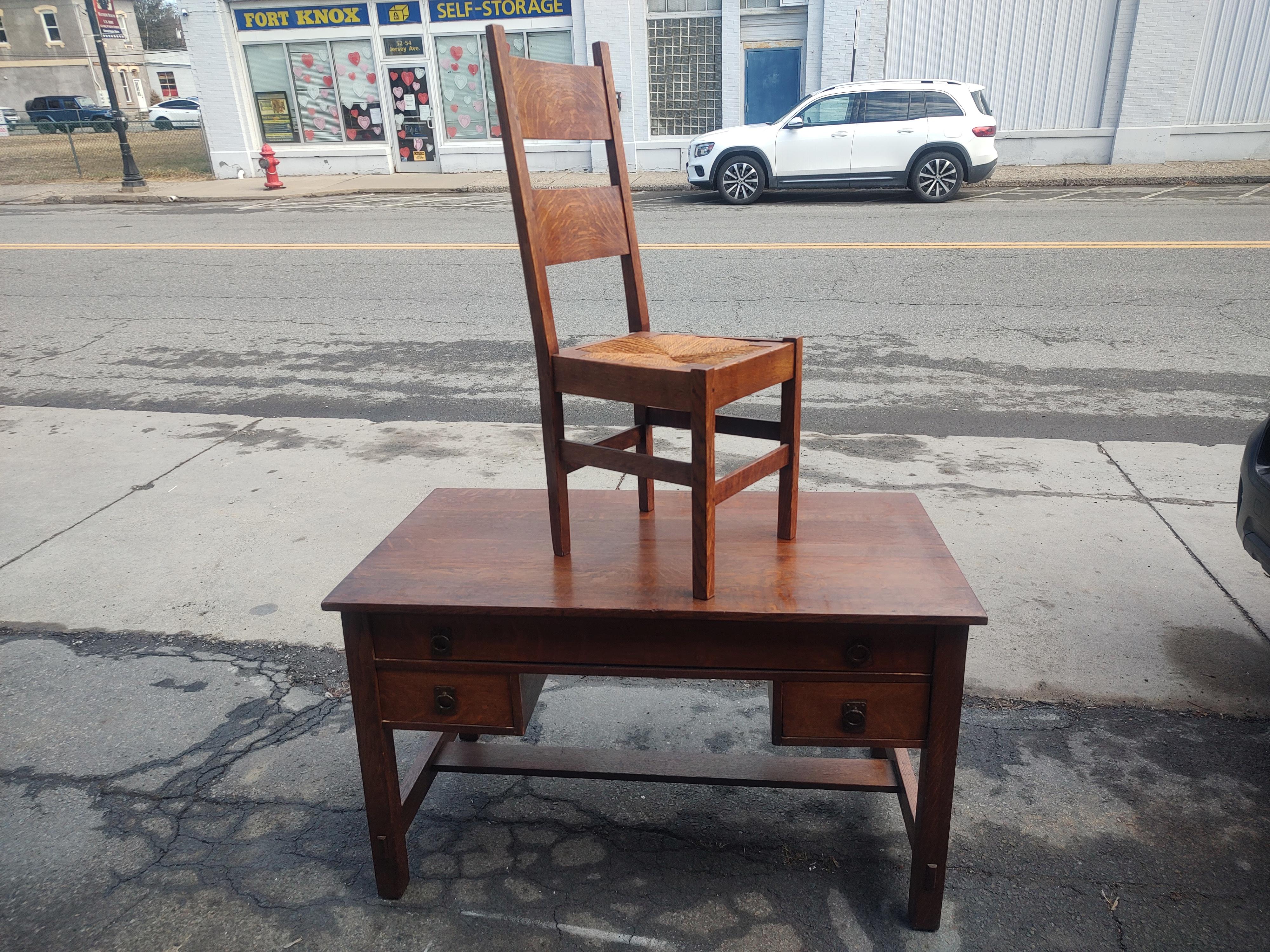 Bureau et chaise Mission en chêne Arts & Crafts à 3 tiroirs avec assise en jonc par Lifetime C1912 en vente 12
