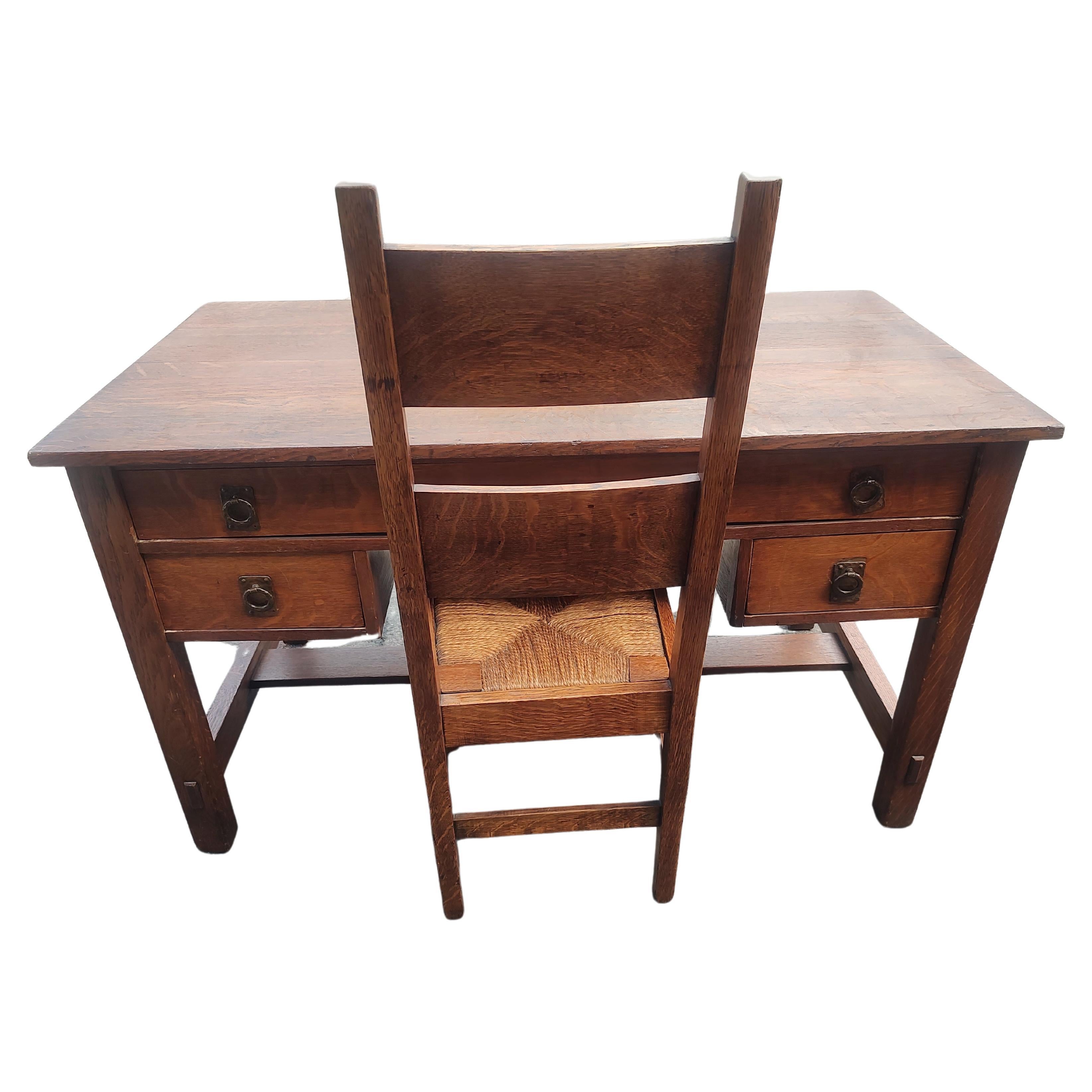 Arts & Crafts Mission Eichenholz Schreibtisch & Stuhl mit 3 Schubladen und Stuhl mit Binsensitz von Lifetime C1912 im Angebot