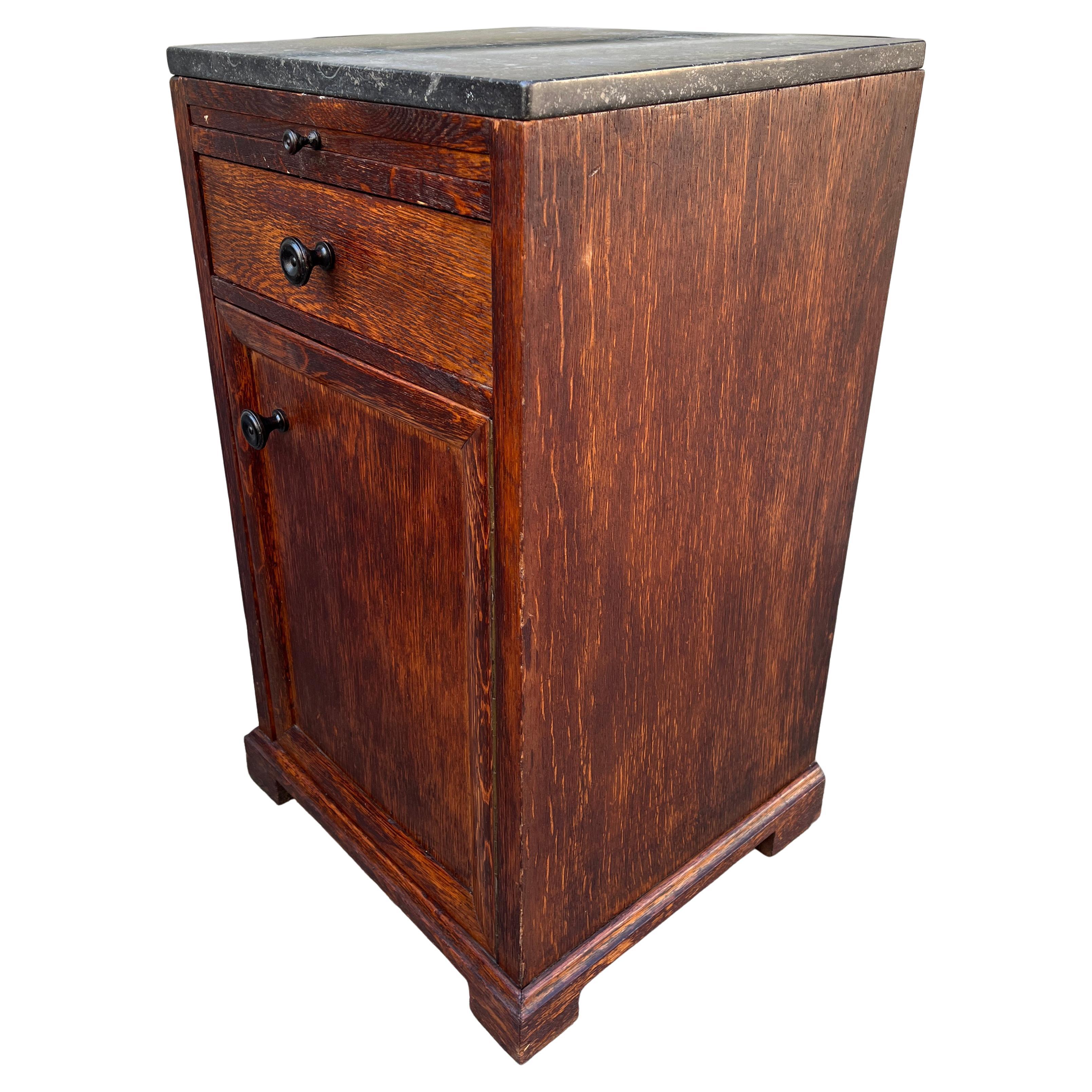 Arts & Crafts Mission Oak Antique Craftsman Bedside Tables In Good Condition For Sale In BROOKLYN, NY