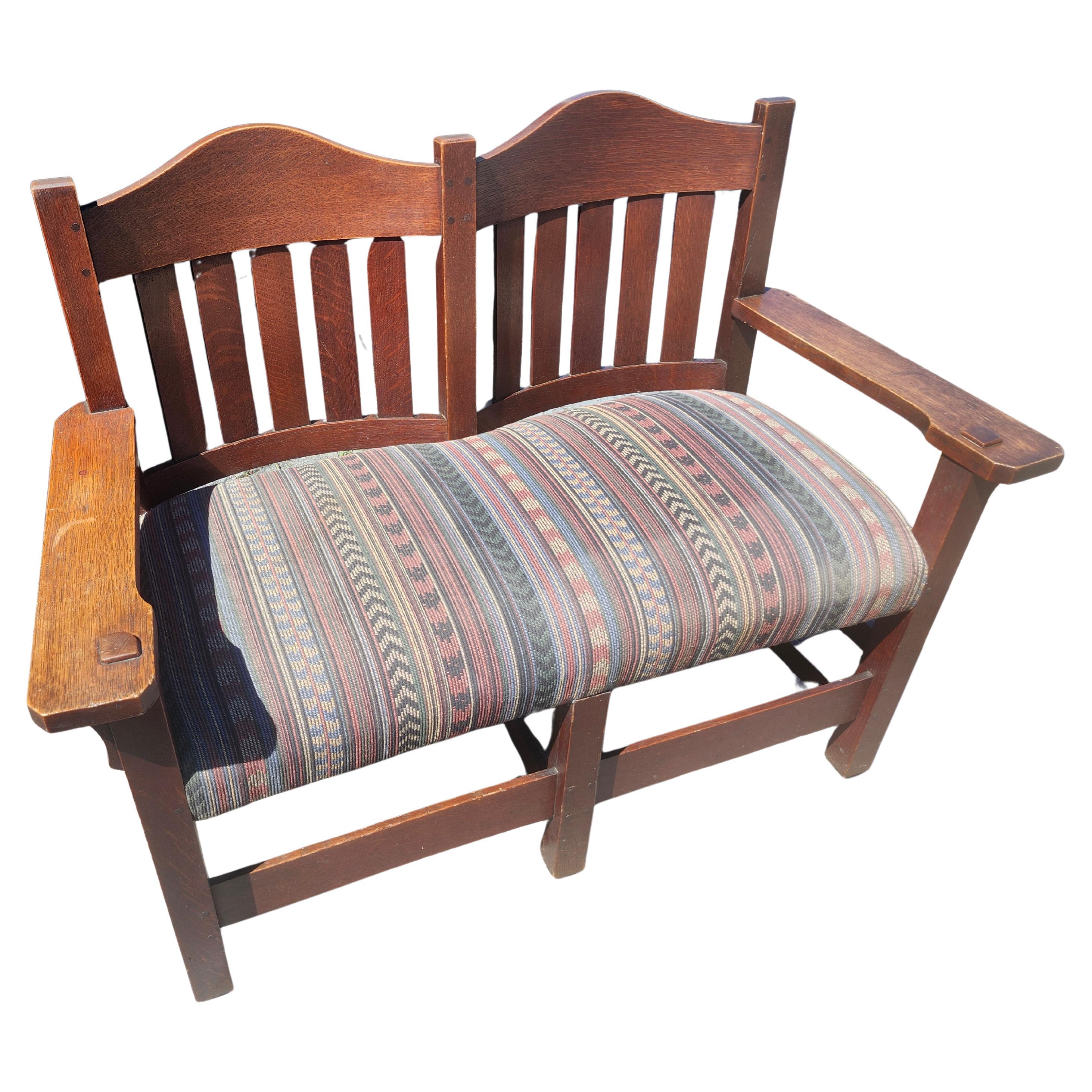 Fabelhafte L&JG Stickley Eiche Mission Kunst & Handwerk Onodaga Shop zwei Sitz Sofa c1910.
In ausgezeichnetem antikem Zustand mit minimalen Alters- und normalen Gebrauchsspuren. Bitte überprüfen Sie alle Bilder und Video, wie das ist Teil der