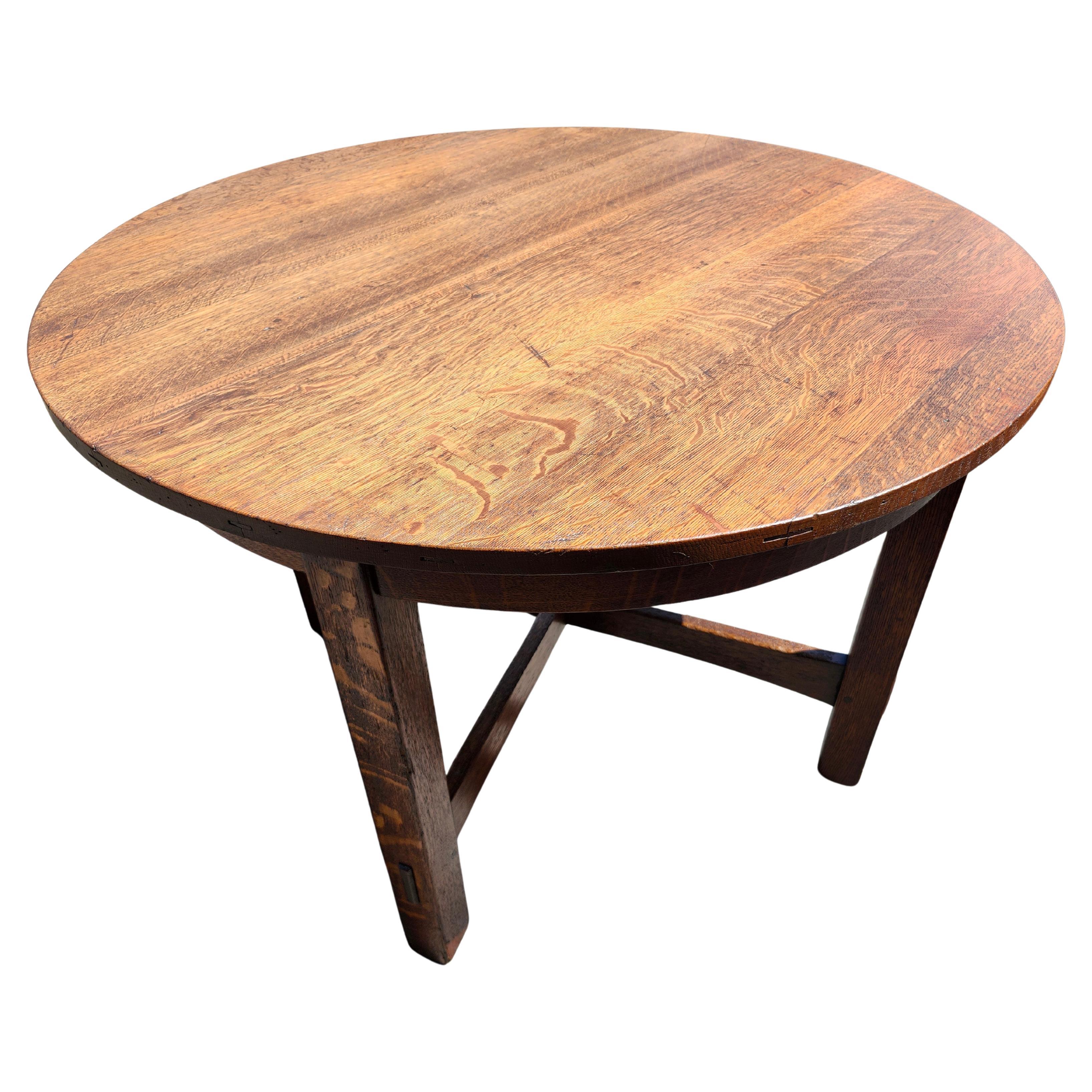 Favolosa lampada o tavolo da centro in quercia segata a quarto di dollaro di L.L.A. Stickley del 1912 circa. Costruzione a mortasa e tenone con tutti gli incastri a perno e un piano scanalato. Barella X per bellezza e sostegno. Normale usura per un