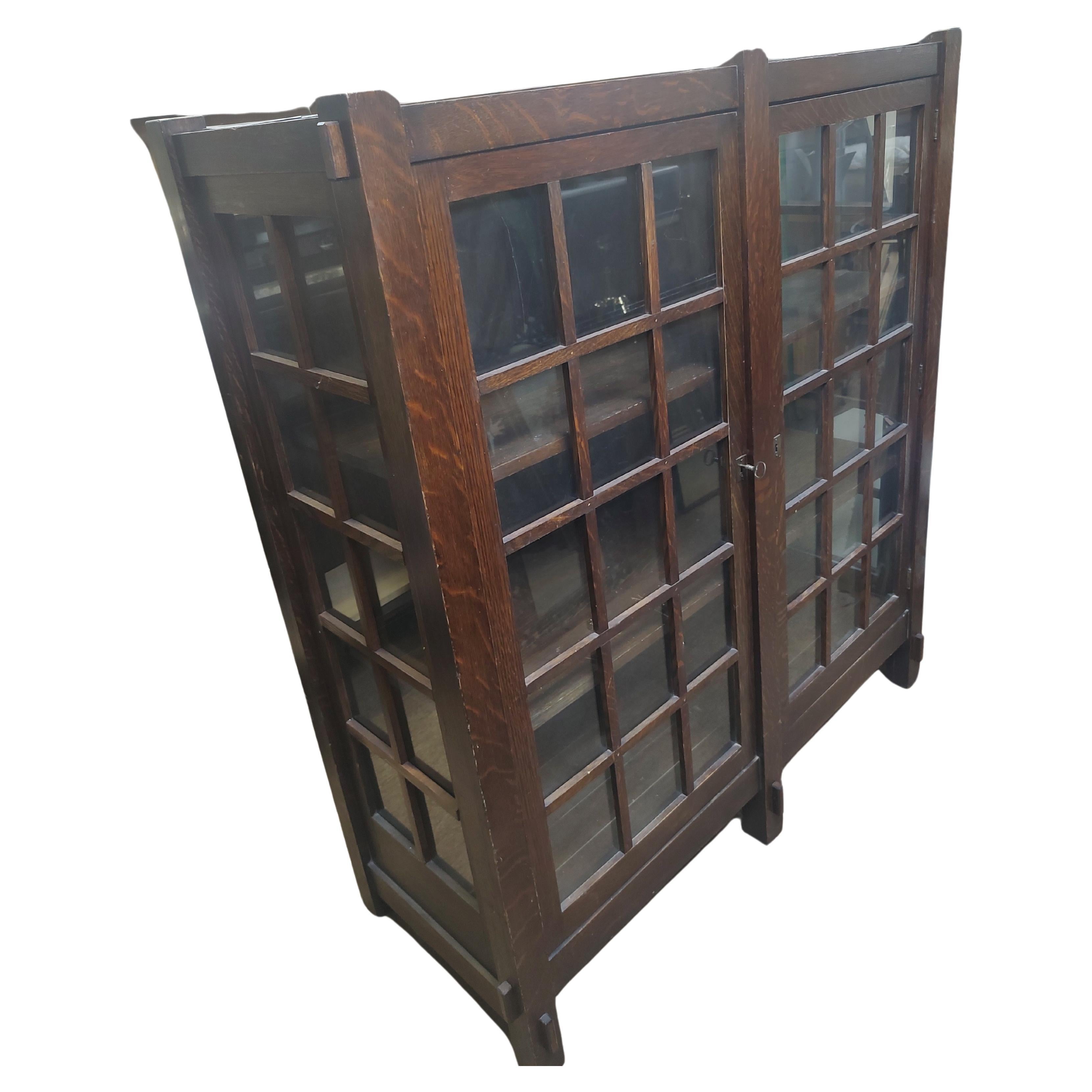 Grande e fantastica Mission Arts & Crafts a 2 ante  mobile. Armadio con ripiani profondi o libreria, ha i lati in vetro. Tutto in rovere segato a quarto con uno stile favoloso. Un palo spesso con uno stile di vetro individuale, in realtà un unico