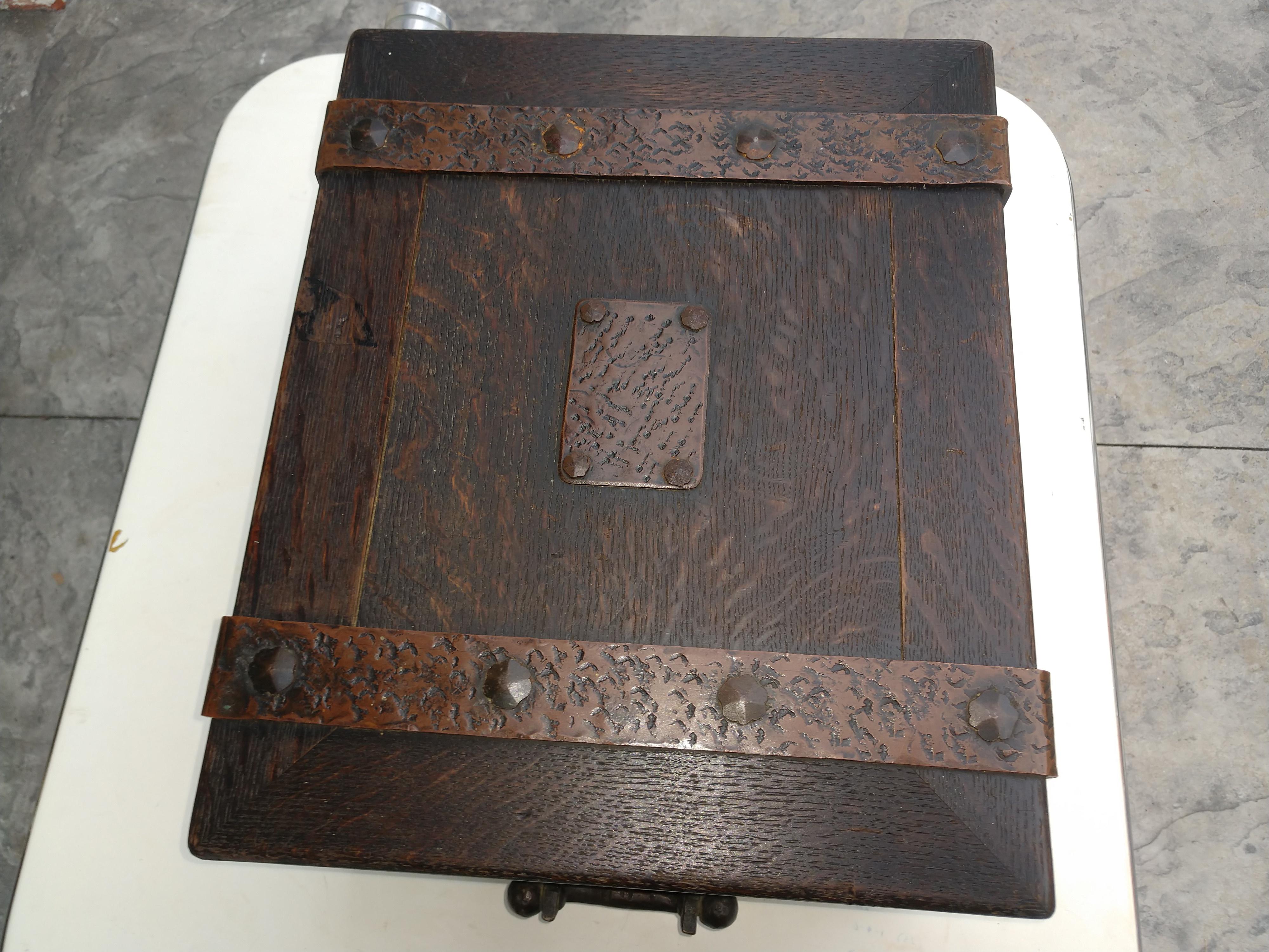 Arts & Crafts Mission Oak with Copper Strapping Cigar Humidor Gustav Stickley  In Good Condition For Sale In Port Jervis, NY