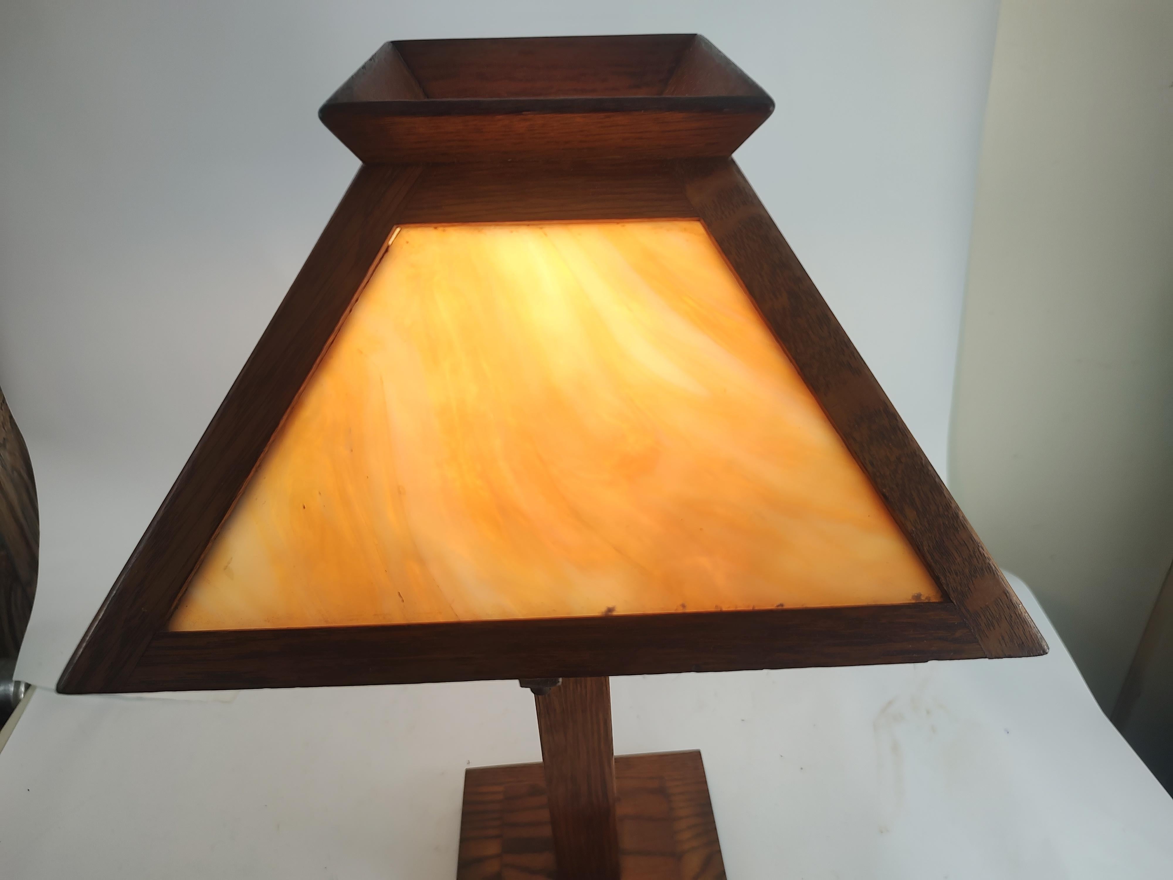 Arts & Crafts Mission Oak with Carmel Colored Slag Glass Table Lamp C 1910 For Sale 1