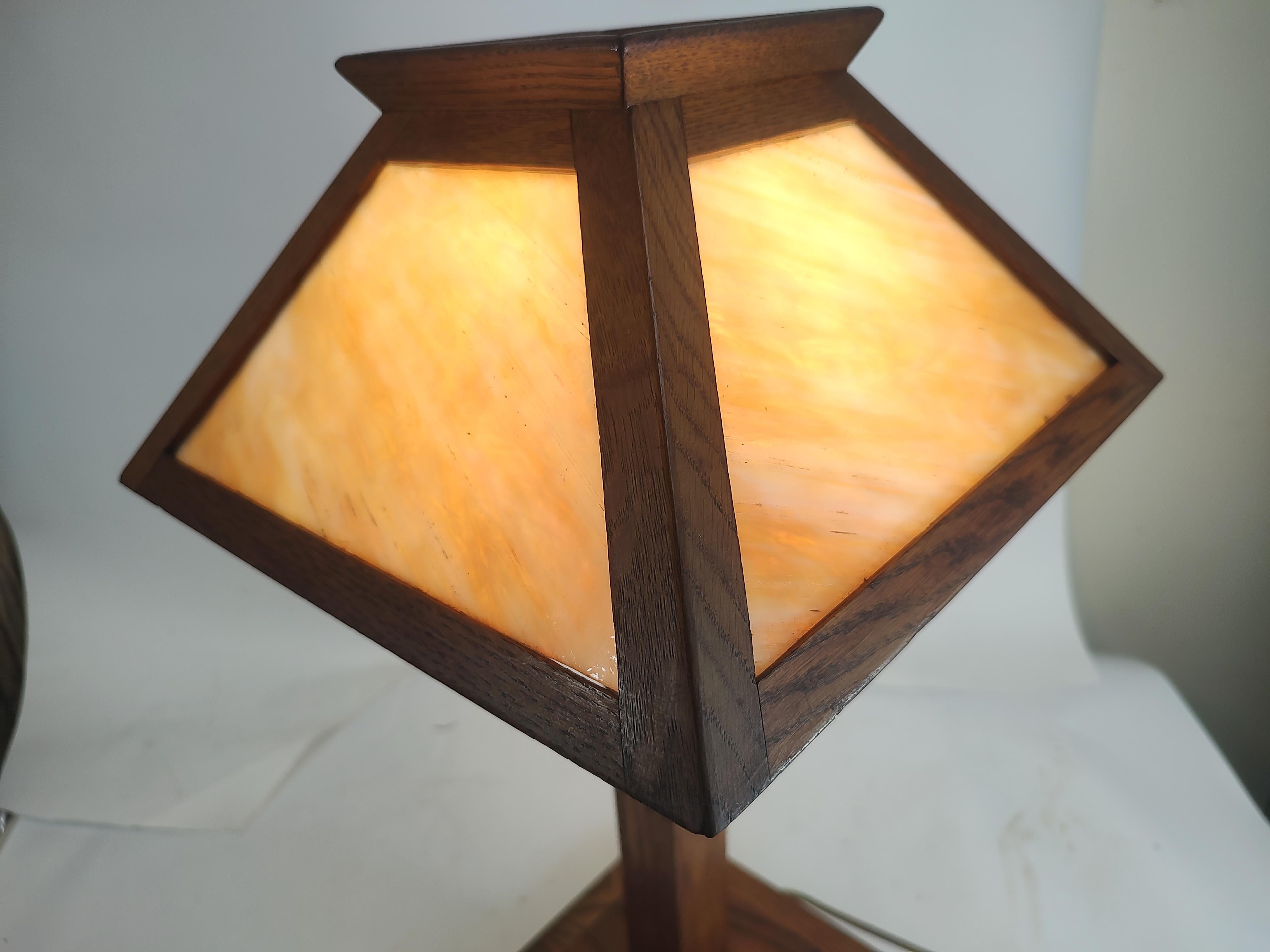 Arts & Crafts Mission Oak with Carmel Colored Slag Glass Table Lamp C 1910 For Sale 2