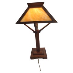Lámpara de mesa Arts & Crafts Mission Oak con cristal de escoria color Carmelo C 1910