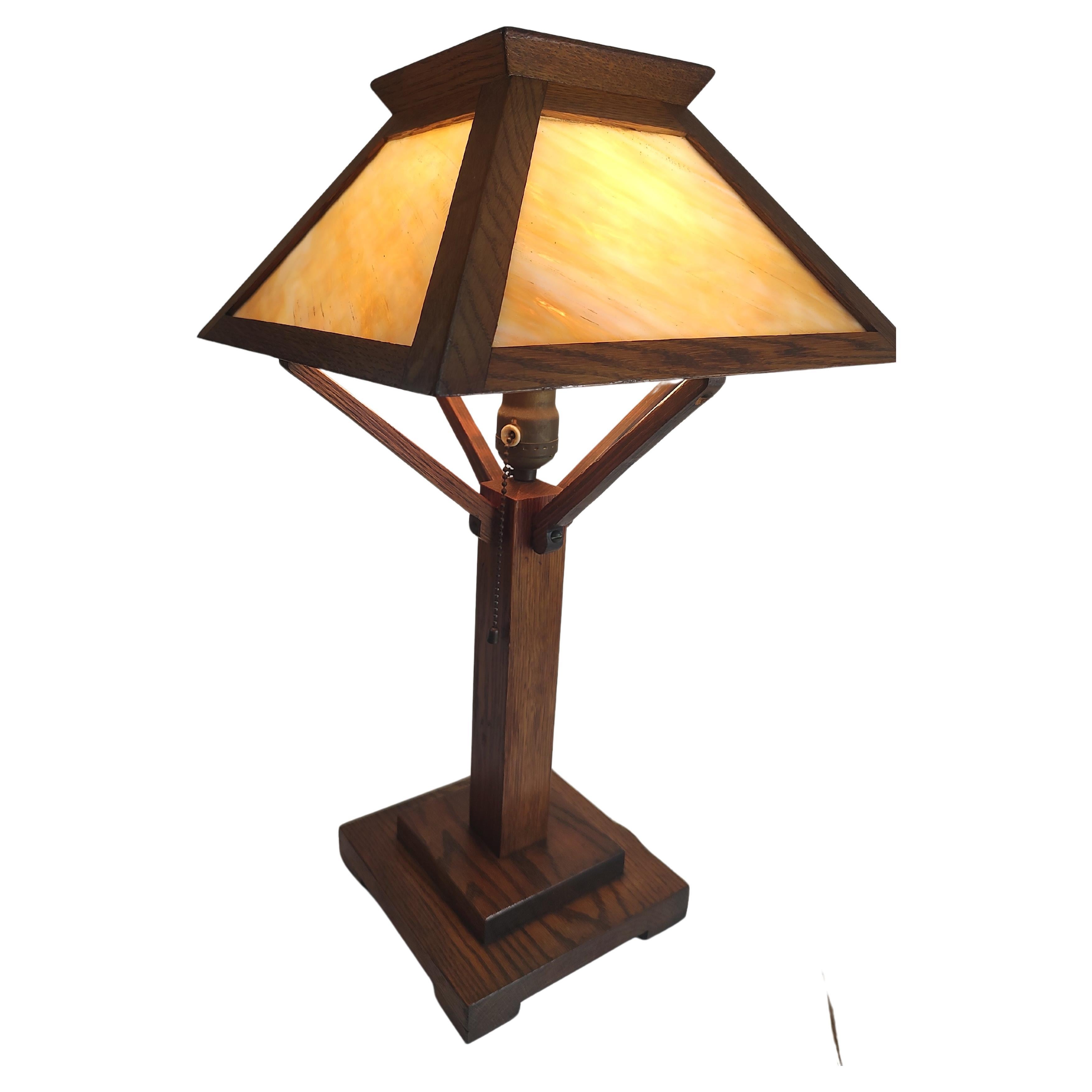 Stained Arts & Crafts Mission Oak with Carmel Colored Slag Glass Table Lamp C 1910 For Sale