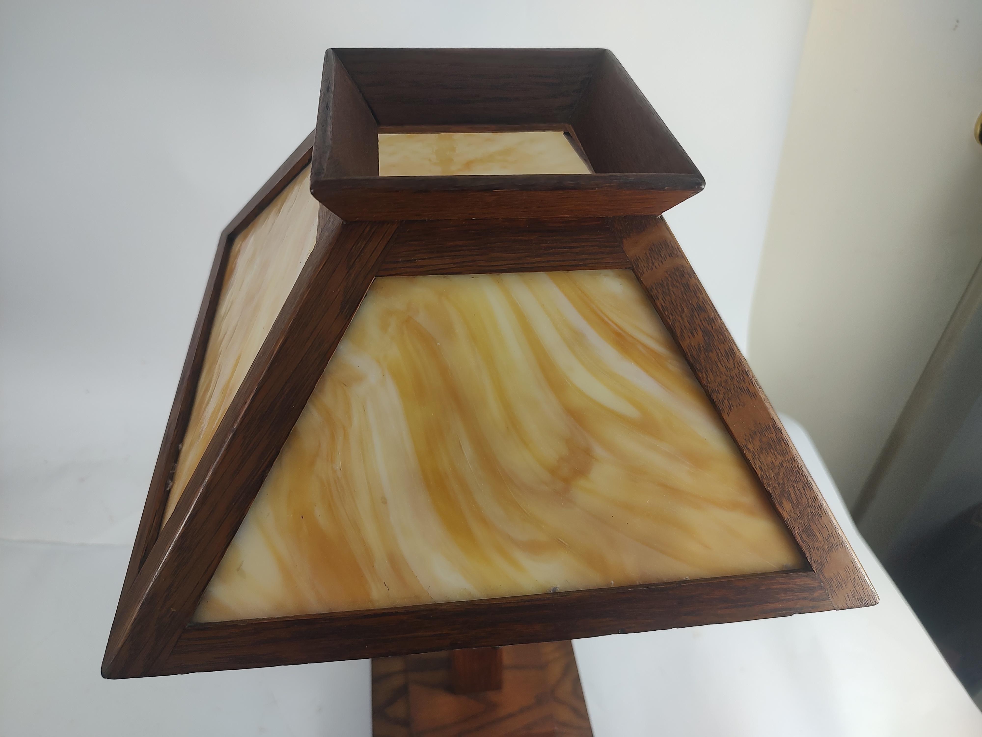 Early 20th Century Arts & Crafts Mission Oak with Carmel Colored Slag Glass Table Lamp C 1910 For Sale