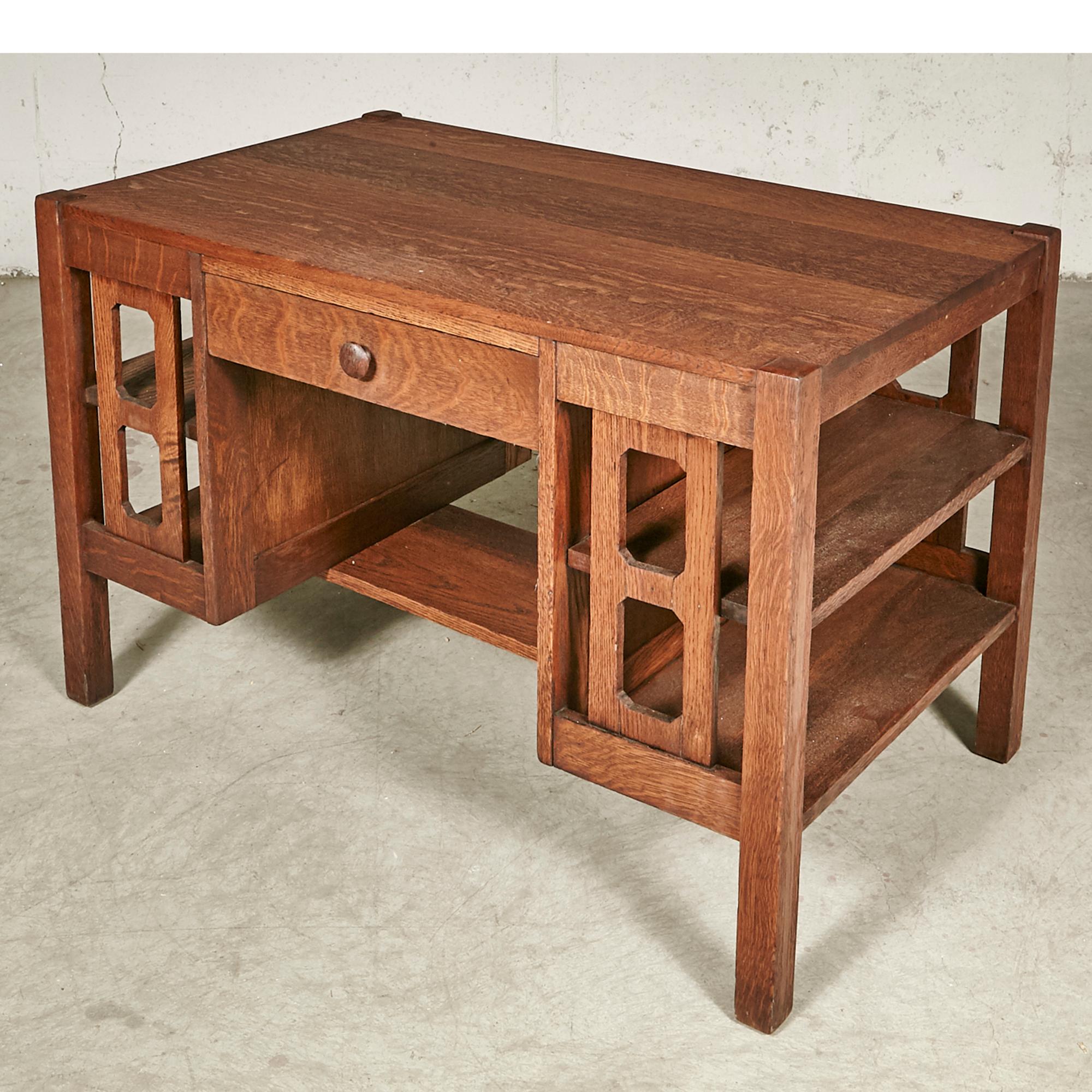 Arts & Crafts Mission Oak Wood Desk In Good Condition For Sale In Amherst, NH