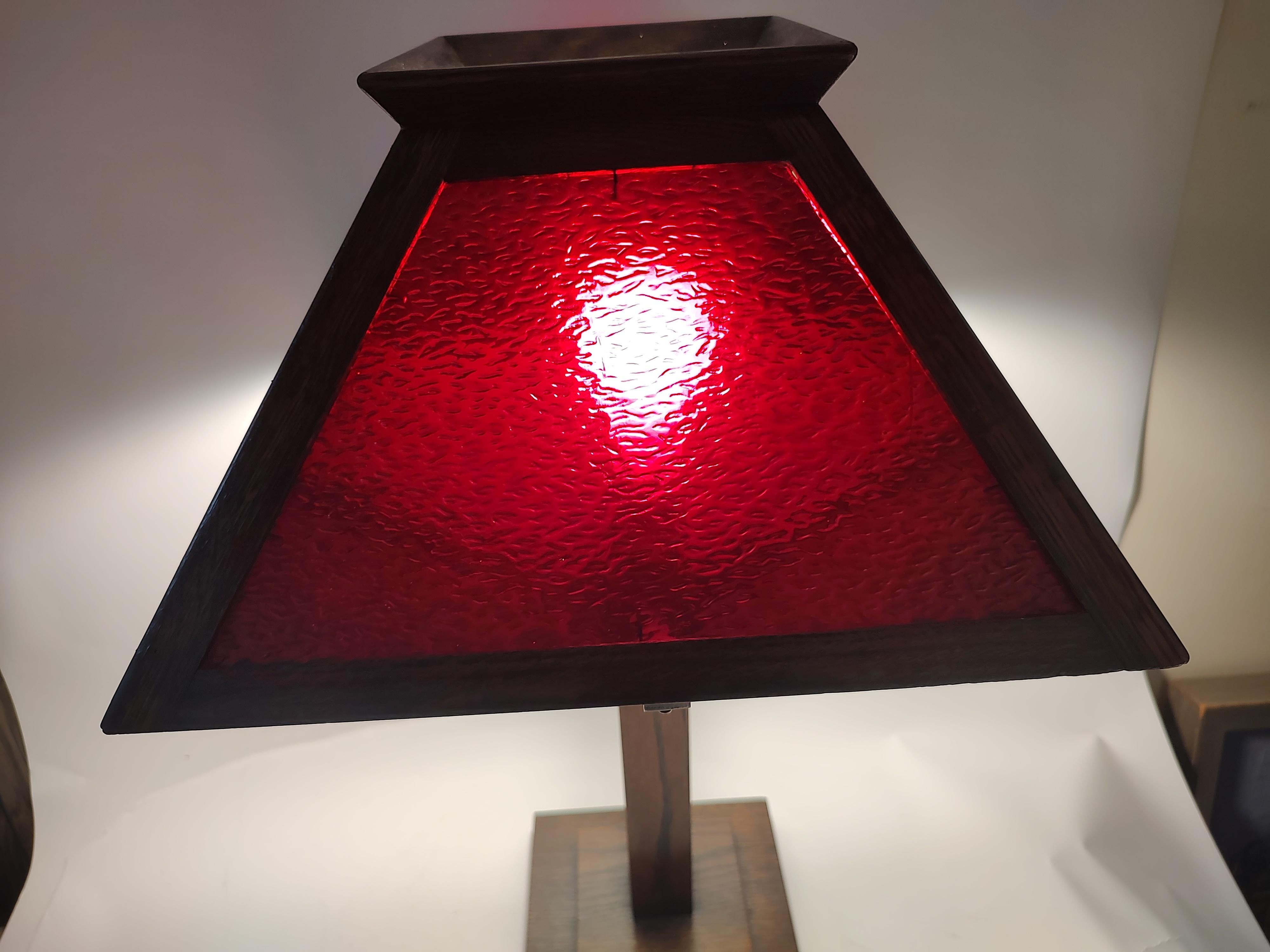 Lampe de bureau Mission Arts & Crafts en chêne scié sur quartier avec verre à lambrequin rouge C1910 en vente 8