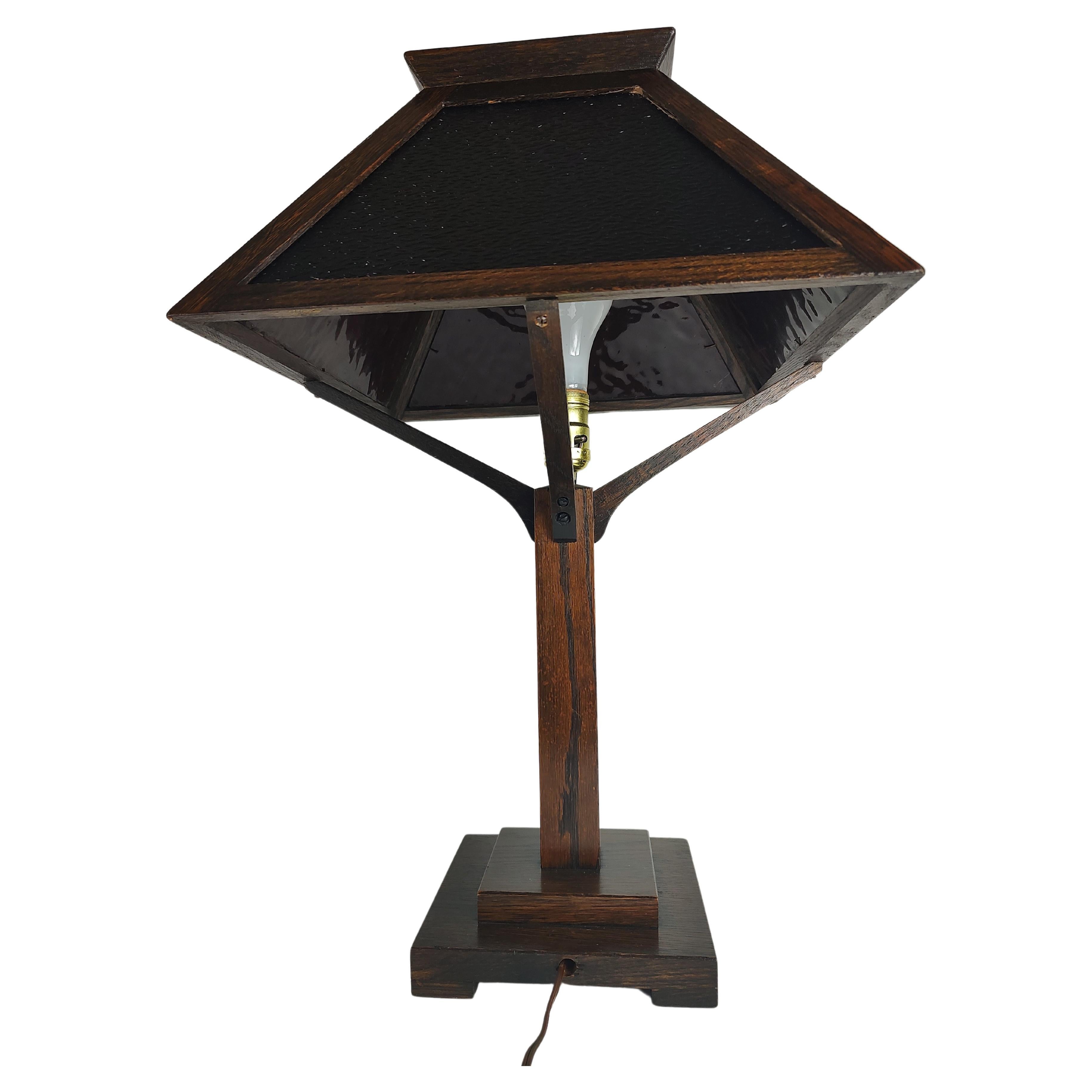 Lámpara de sobremesa Arts & Crafts Mission de roble aserrado con cristal rojo de escoria C1910 en Bueno estado para la venta en Port Jervis, NY