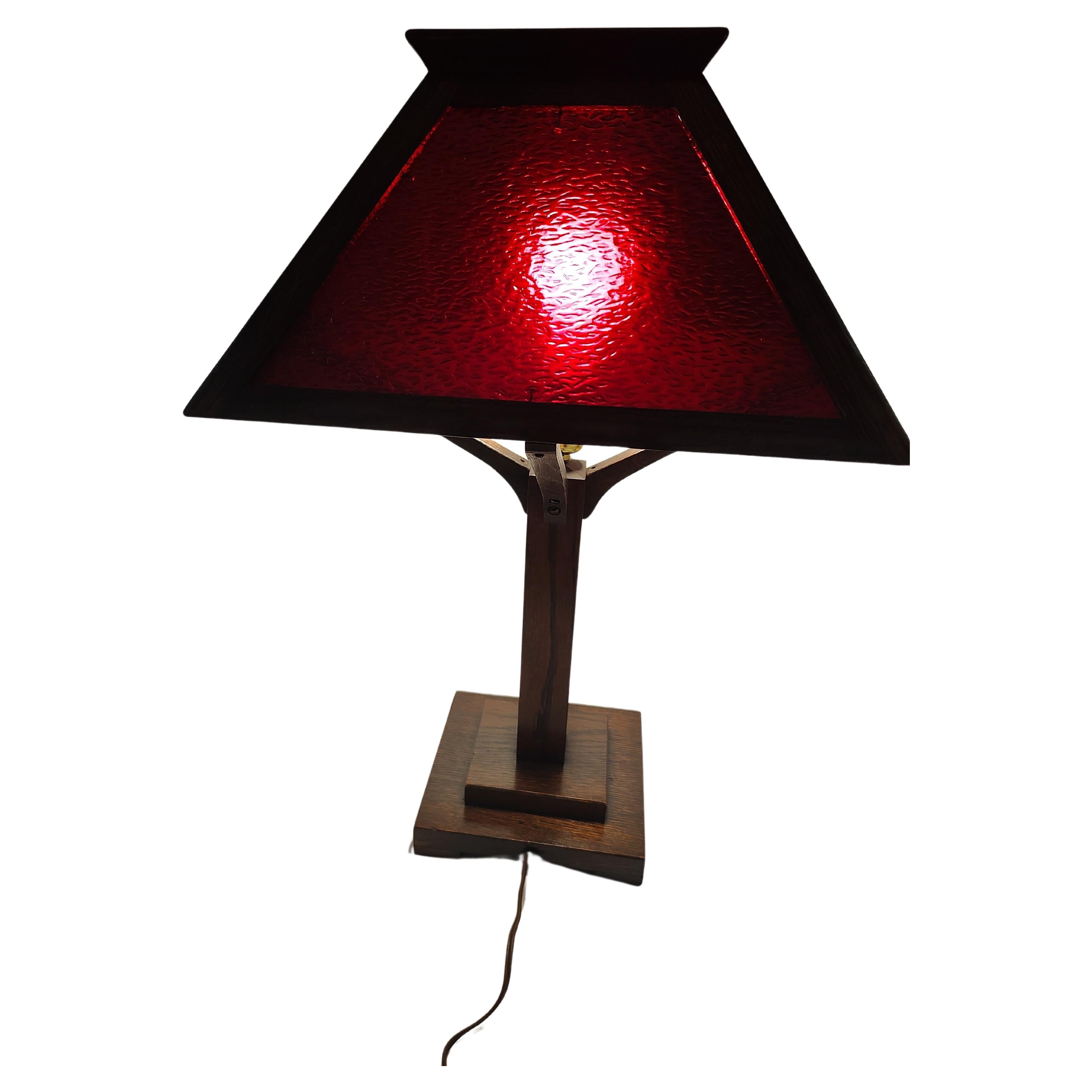 Lámpara de sobremesa Arts & Crafts Mission de roble aserrado con cristal rojo de escoria C1910 principios del siglo XX en venta