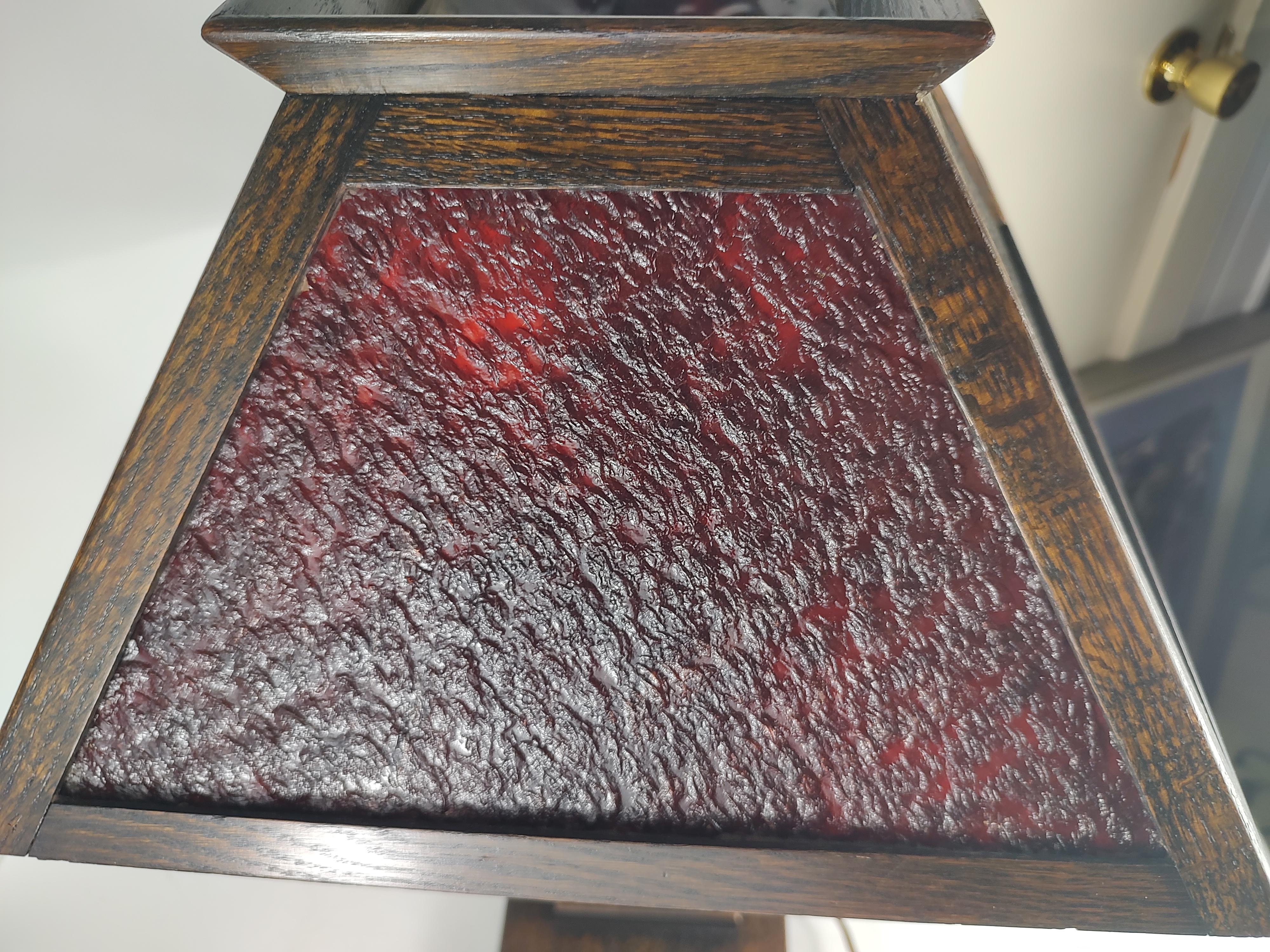 Lámpara de sobremesa Arts & Crafts Mission de roble aserrado con cristal rojo de escoria C1910 en venta 6