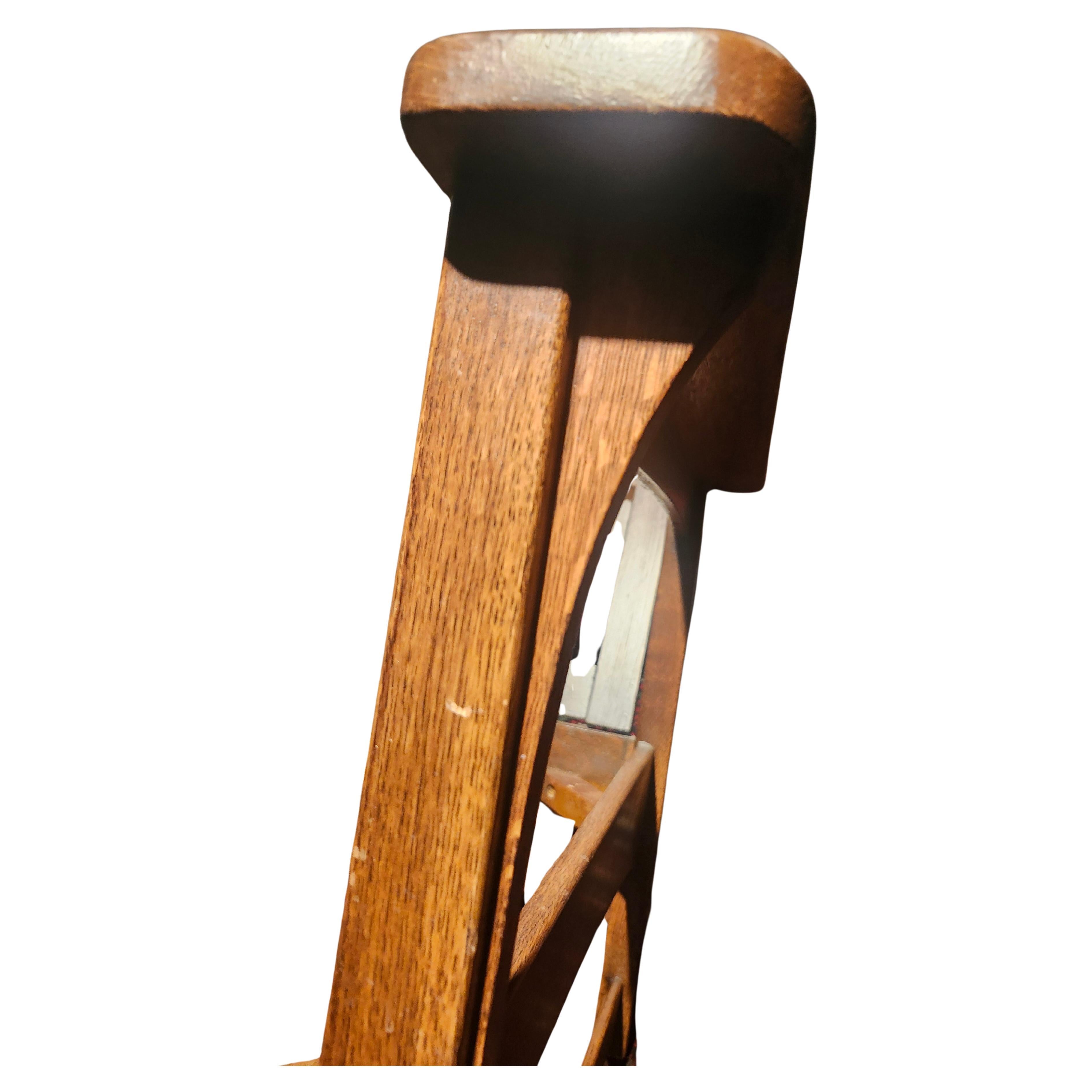 Fantastico,  linee pulite, eleganti e semplici, in rovere segato a quarto di dollaro. Questa sedia Morris esemplifica l'essenza dei mobili dei movimenti Arts & Crafts. Le lunghe mensole affusolate che vanno dalla base del braccio fino a quasi il