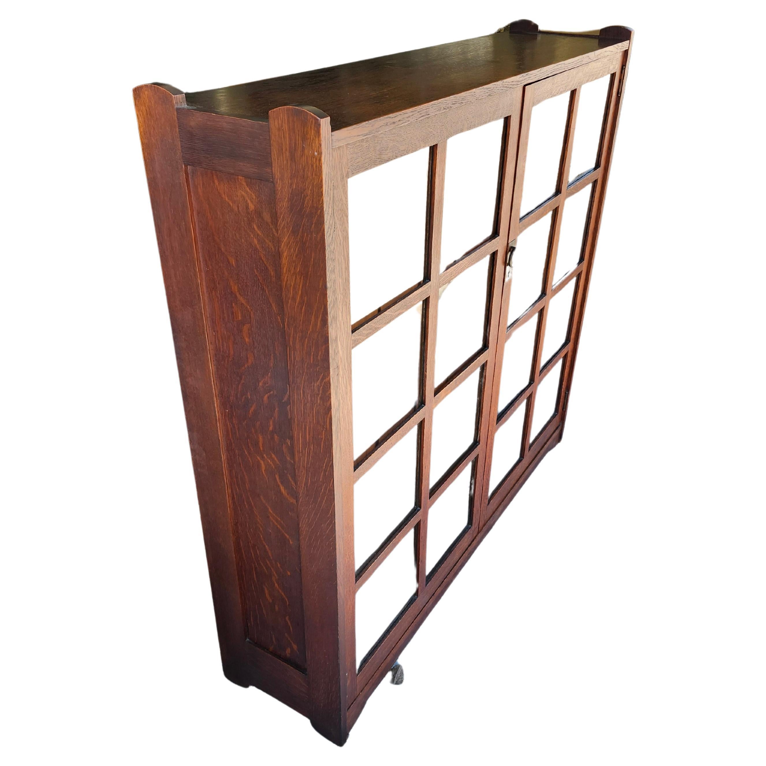 Arts & Crafts Mission Stickley Brothers Zweitüriger Bücherschrank aus Eiche C1910 (Glas) im Angebot