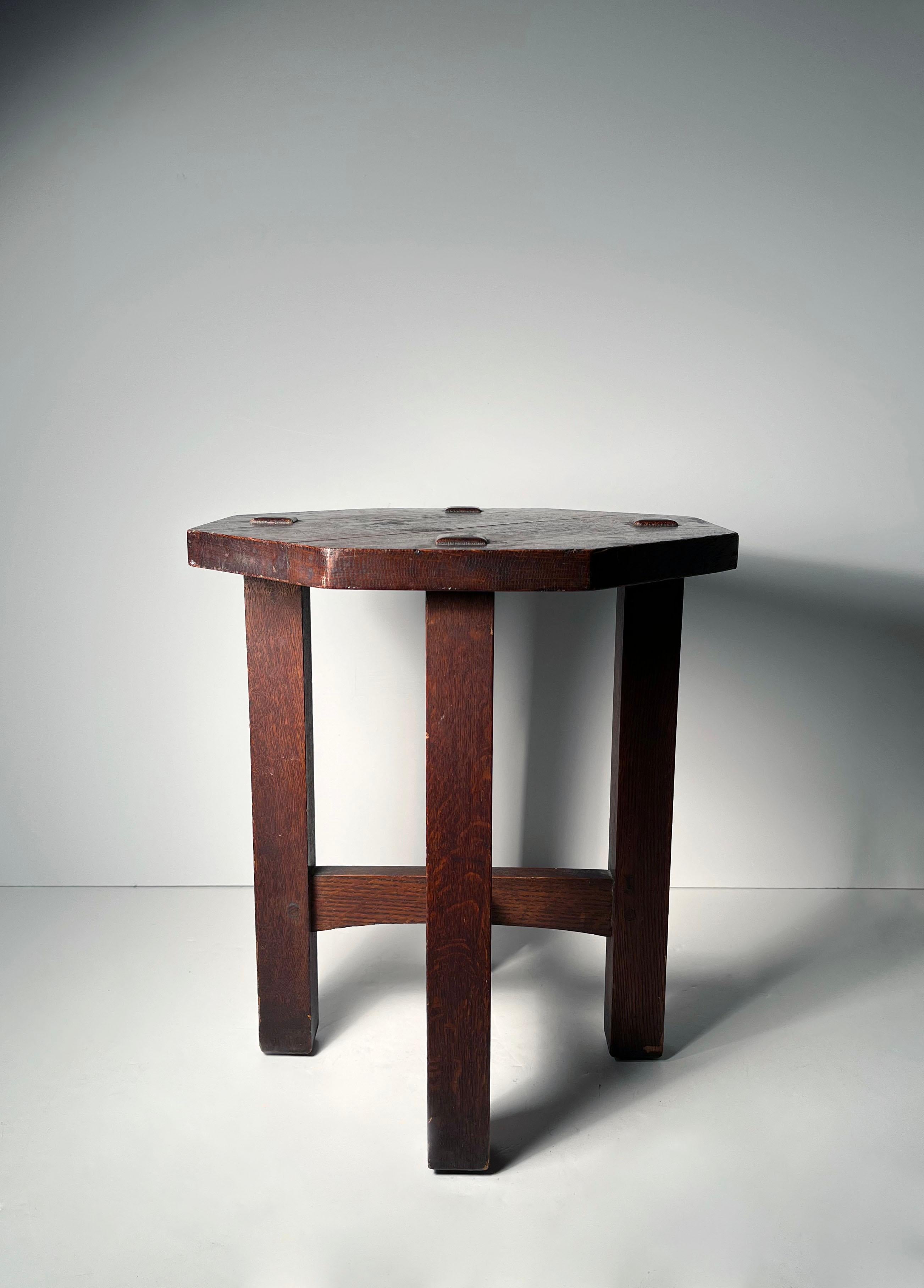 Arts & Crafts Stickley Table d'appoint octogonale en chêne pour plantes  / Signature anticipée

Semble être la finition d'origine telle qu'illustrée avec des signes d'usure.

Le Label date de 1906-1912 selon une référence trouvée.

Bel exemple signé