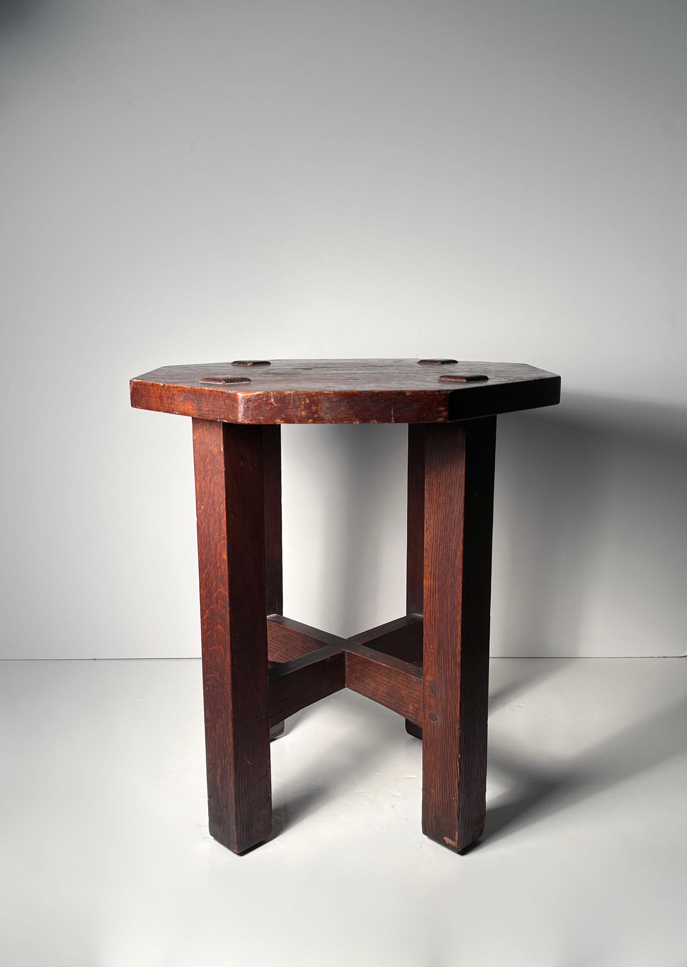 Arts and Crafts Arts & Crafts / Mission Stickley Oak Plant Stand Octagon Side Table / Signed en vente