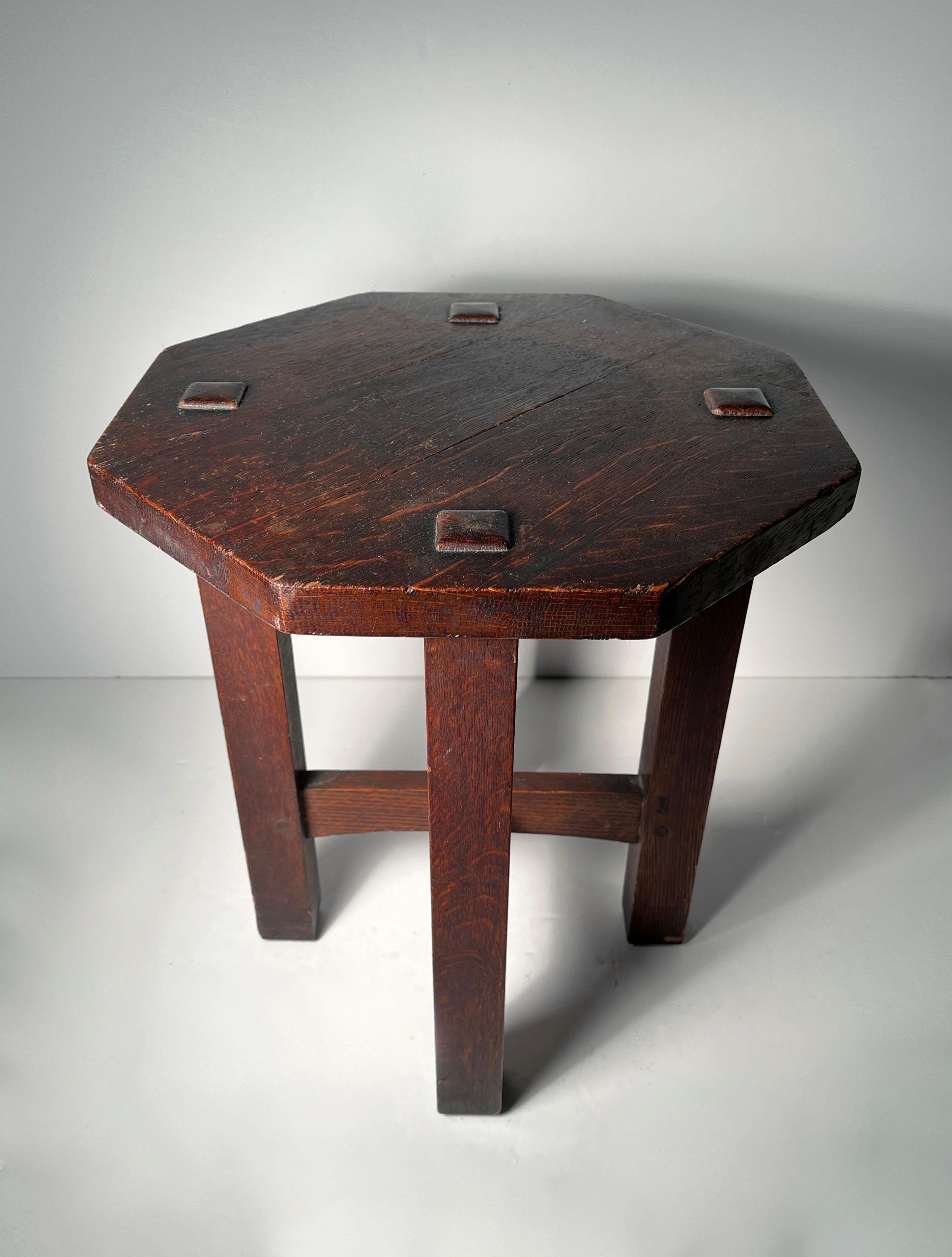 Arts & Crafts / Mission Stickley Oak Plant Stand Octagon Side Table / Signed Bon état - En vente à Chicago, IL