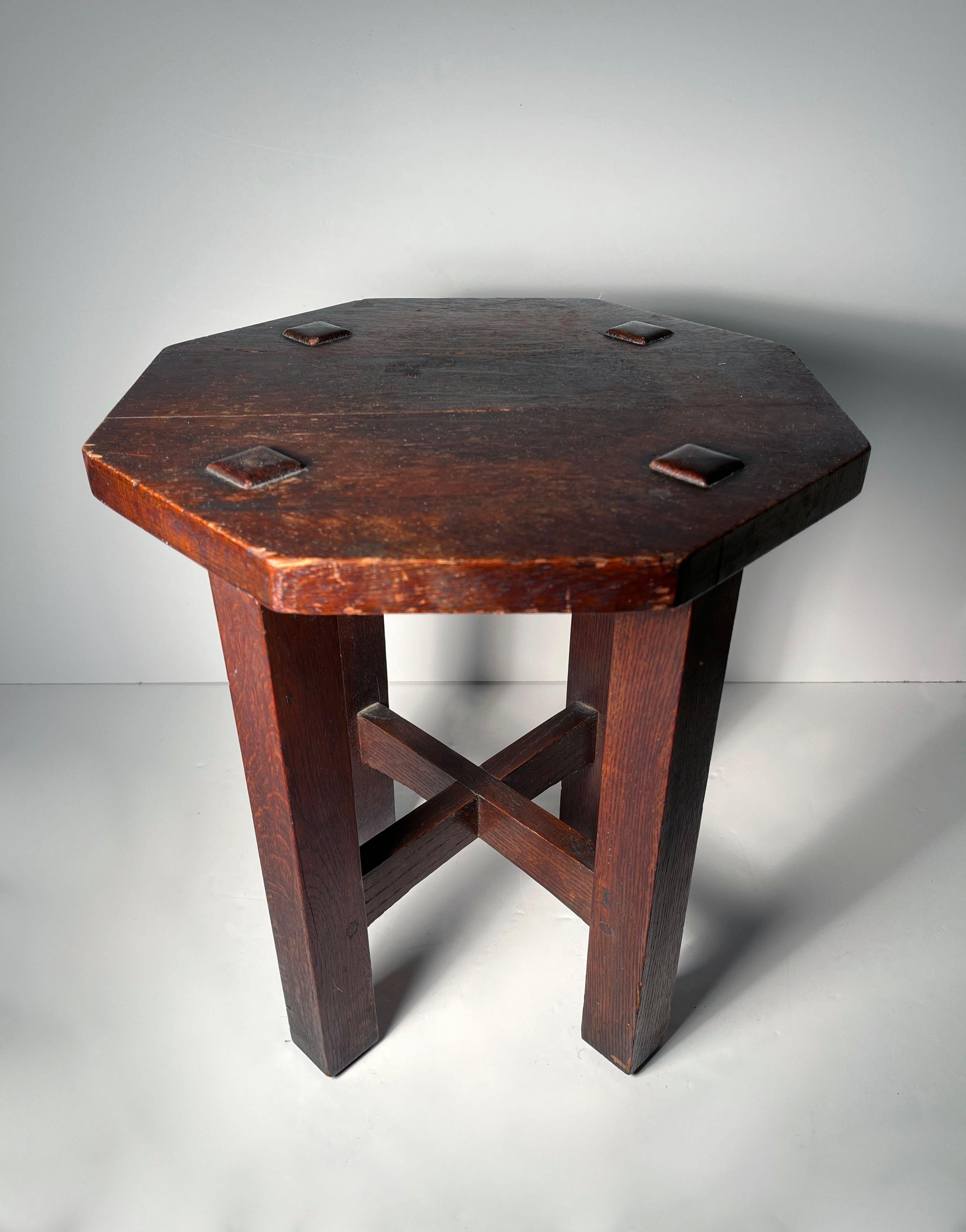 20ième siècle Arts & Crafts / Mission Stickley Oak Plant Stand Octagon Side Table / Signed en vente