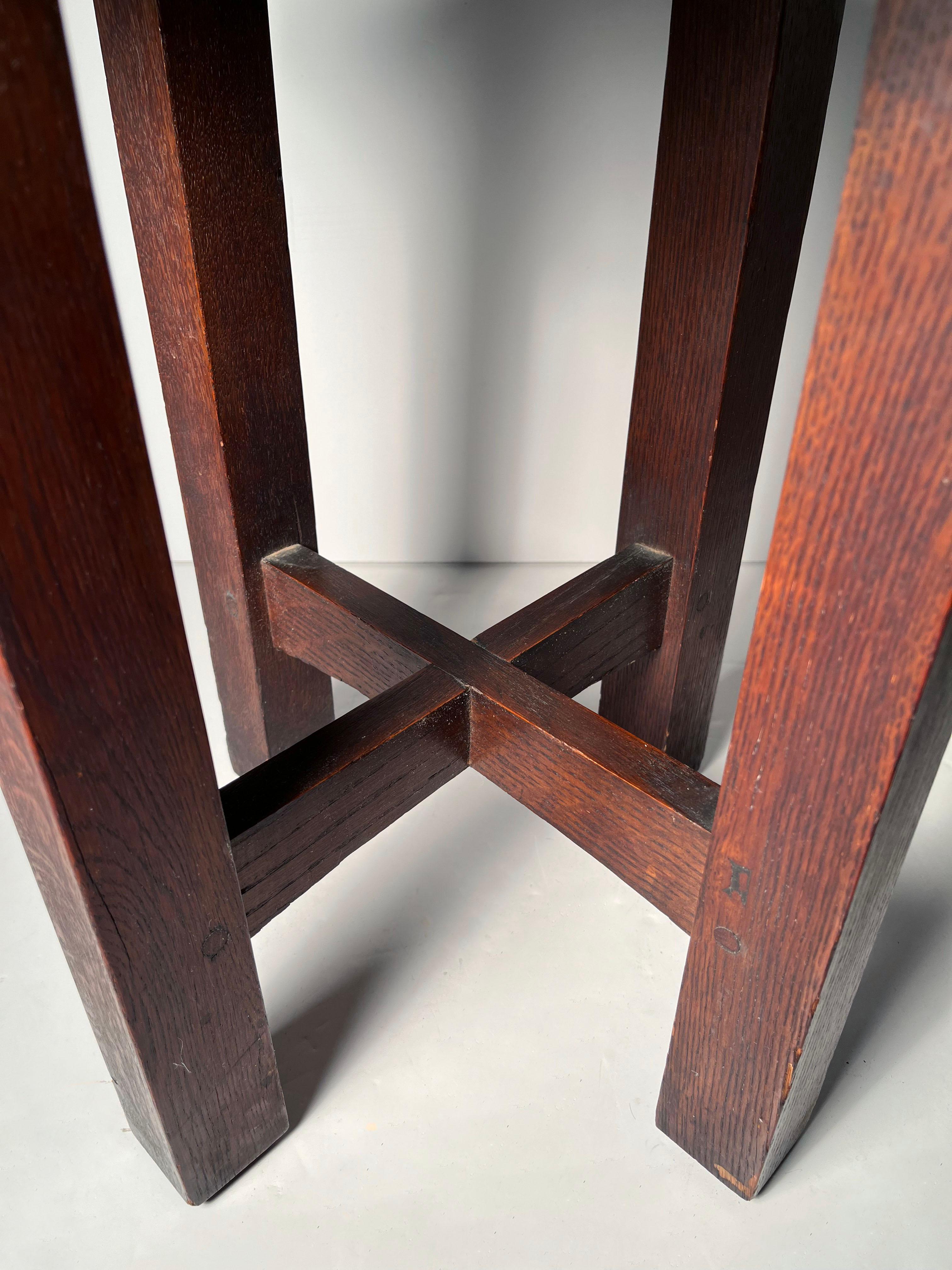 Arts & Crafts / Mission Stickley Oak Plant Stand Octagon Side Table / Signed en vente 1