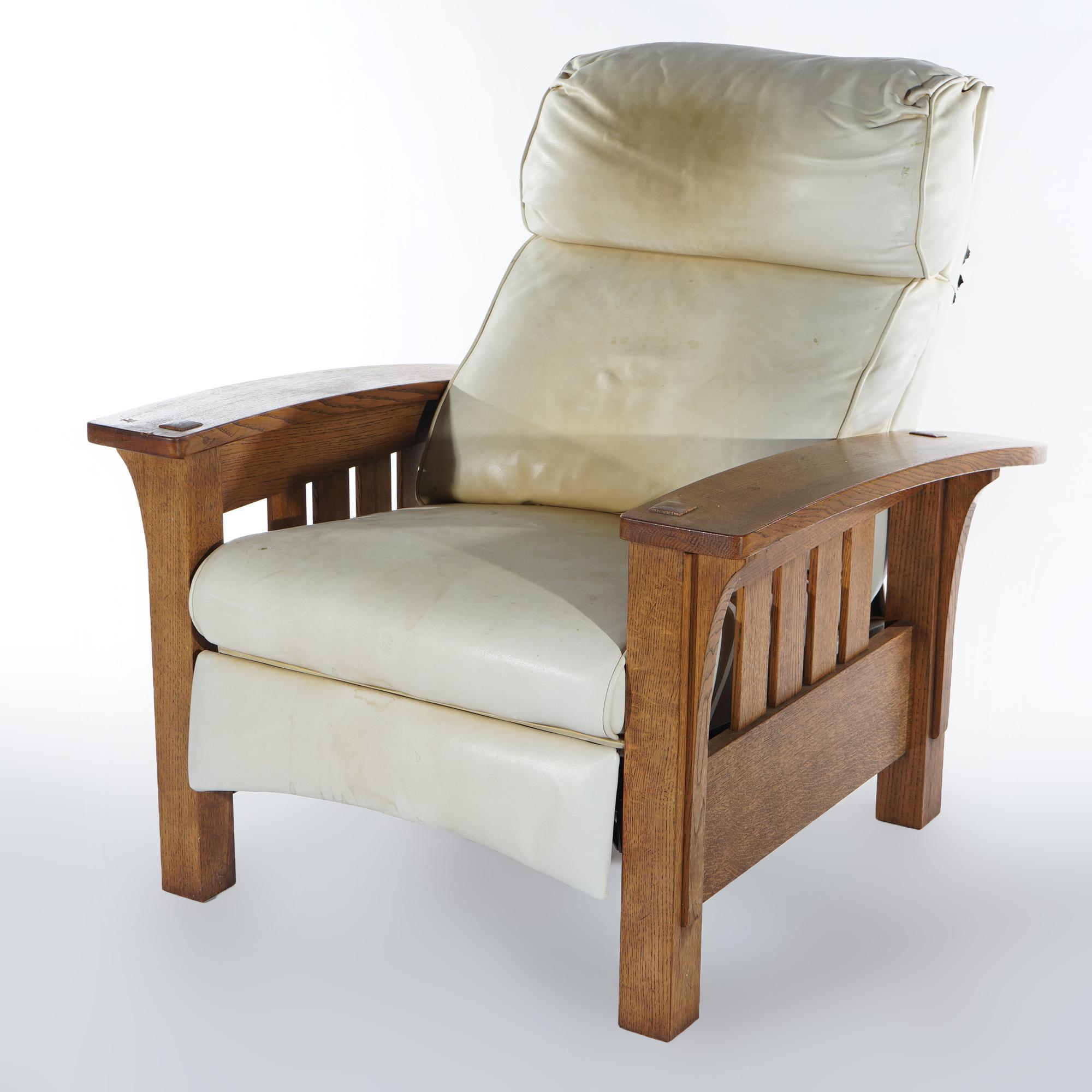 An Arts & Crafts Mission style recliner offers oak frame in Morris chair form with slat sides, 20th century

Measures - 36.5
