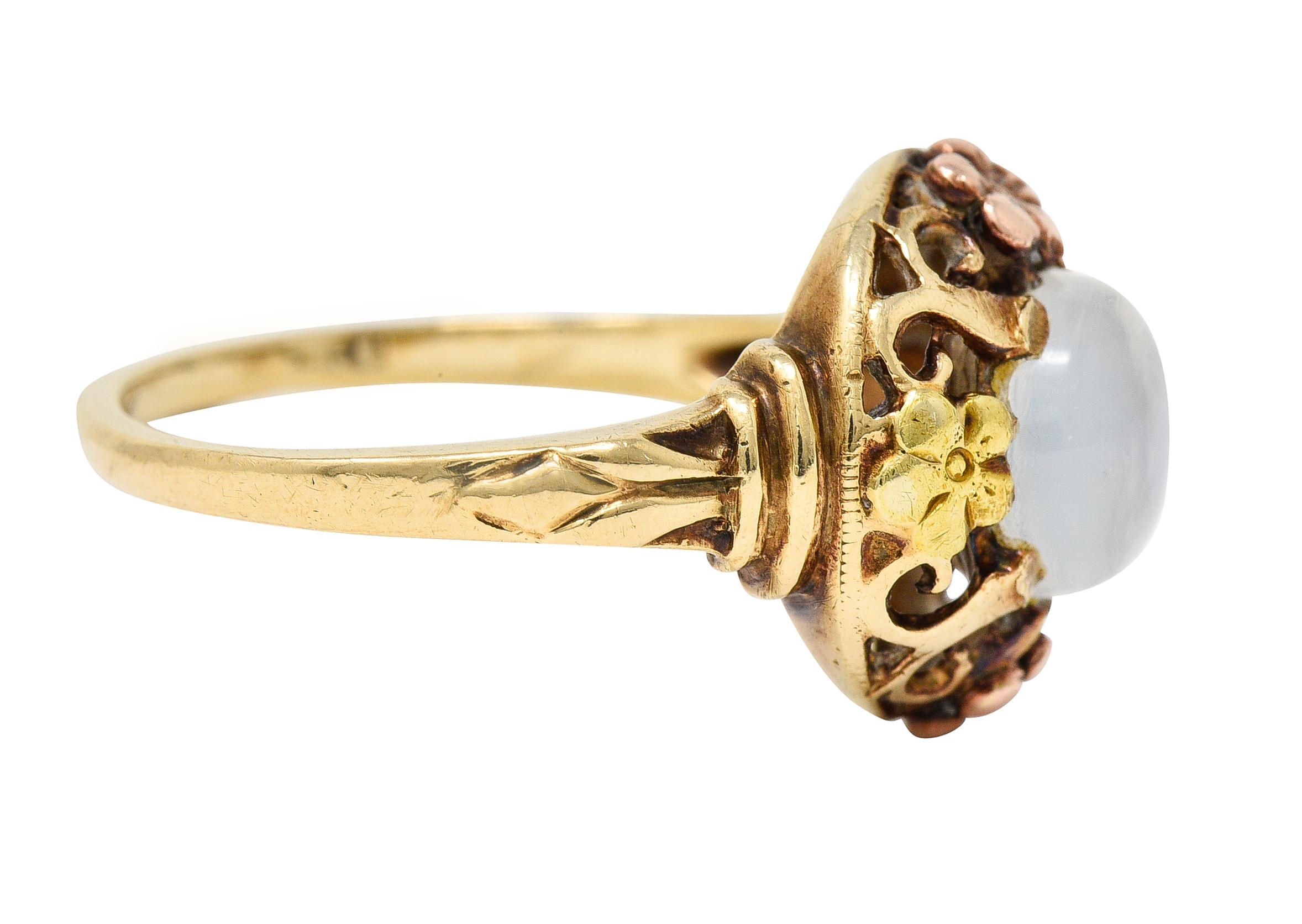 Kunsthandwerklicher antiker Mondstein-Cabochon 14K dreifarbiger Goldring mit Blumenmuster im Zustand „Hervorragend“ in Philadelphia, PA
