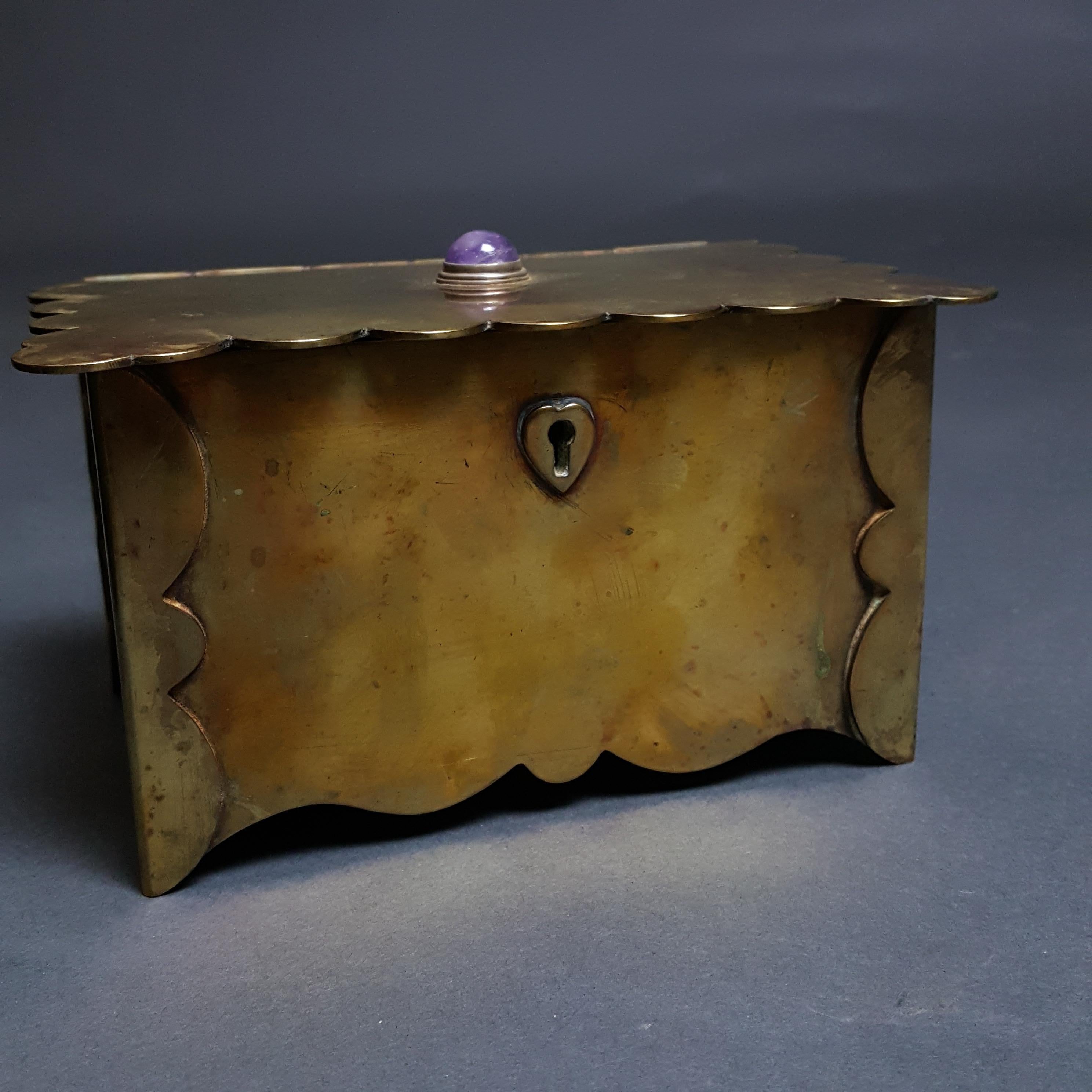 Caja de latón del Movimiento Arts & Crafts con cabujón de amatista Artes y manualidades en venta