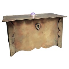 Caja de latón del Movimiento Arts & Crafts con cabujón de amatista