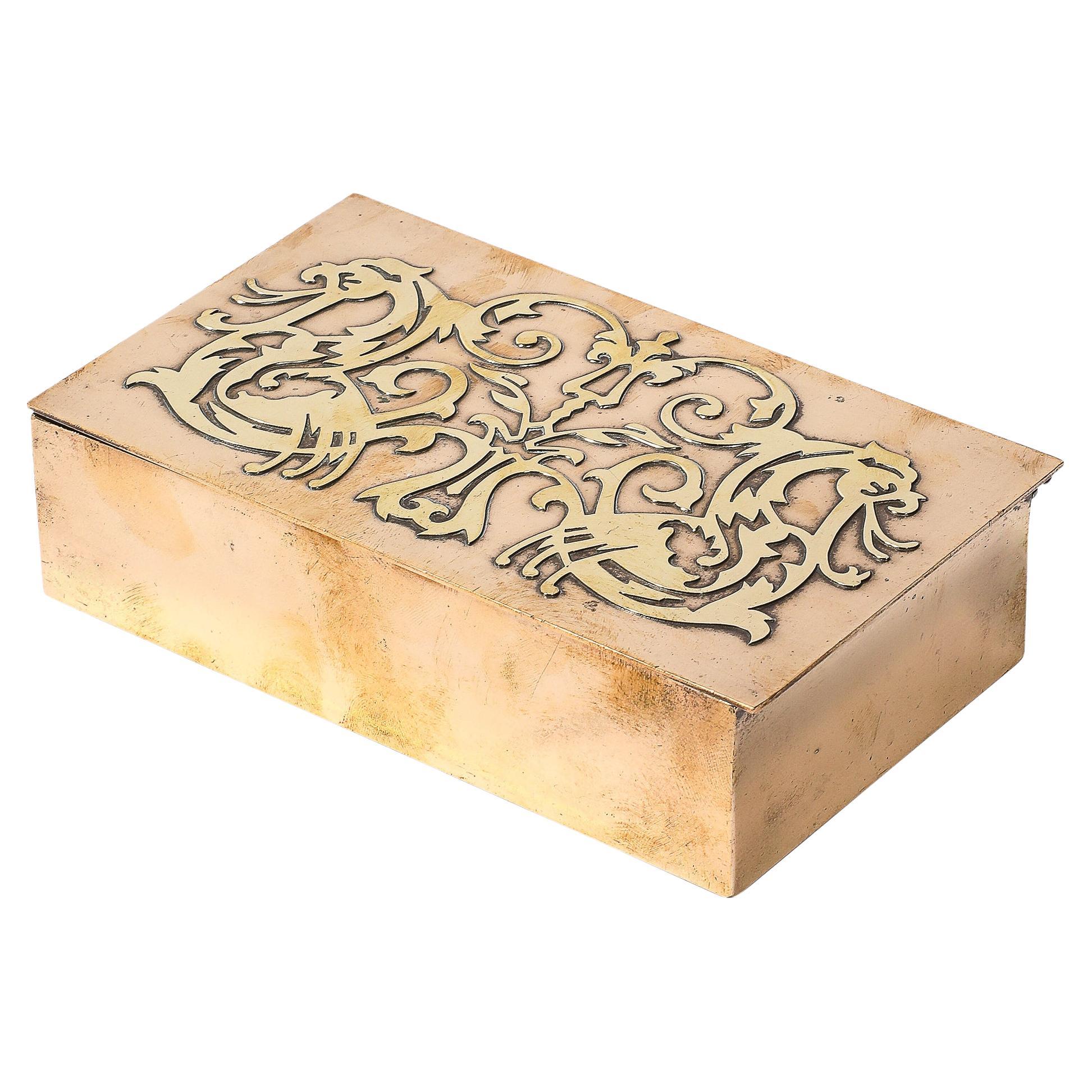 Movimiento Arts & Crafts Caja de bronce y latón con detalles heráldicos de Silver Crest