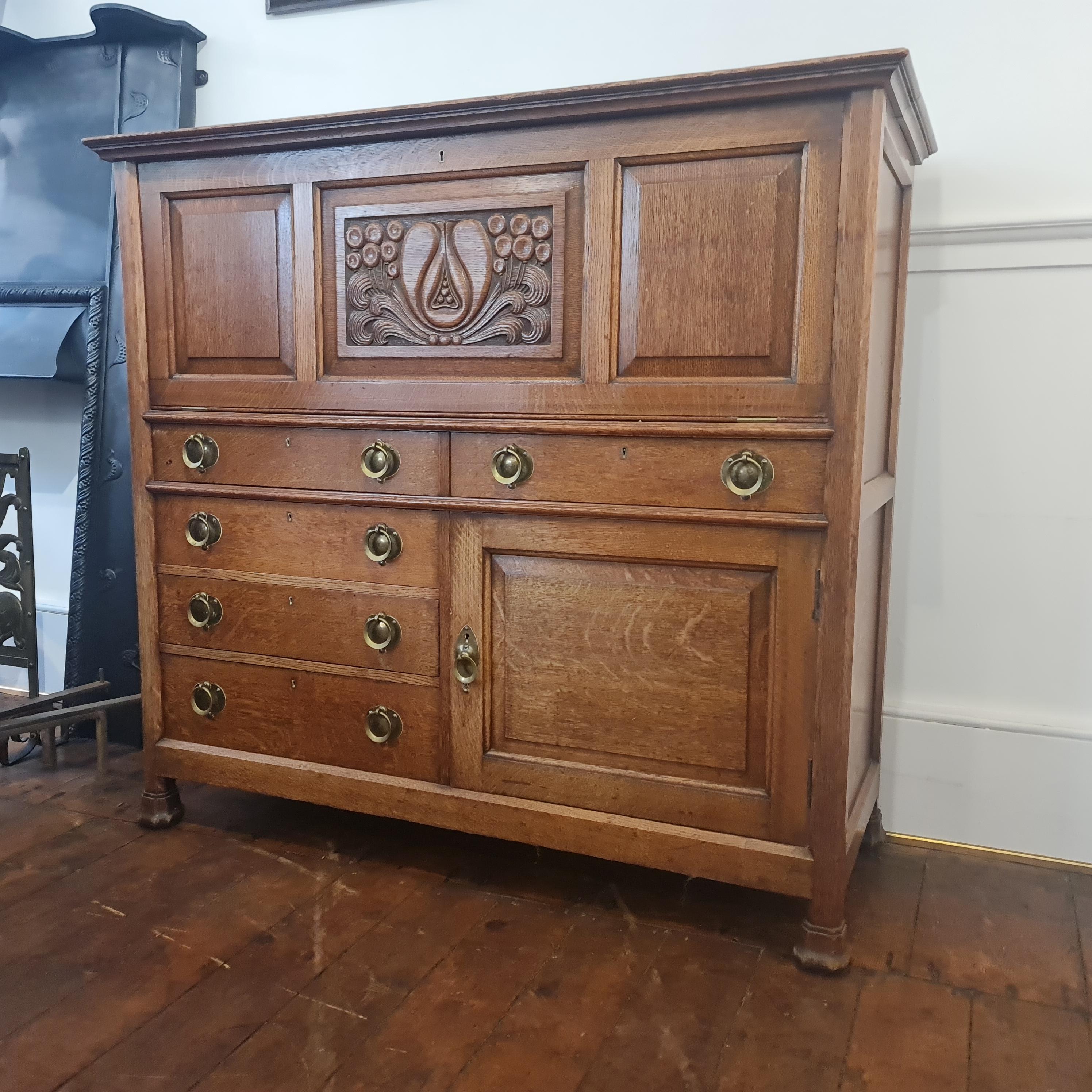 Inusual armario secreter original de roble del Movimiento Arts & Crafts, hacia 1900. El mueble tiene sus tiradores originales de latón y está en buen  estado de conservación, con sólo algunas pérdidas menores en los tabiques del interior. En