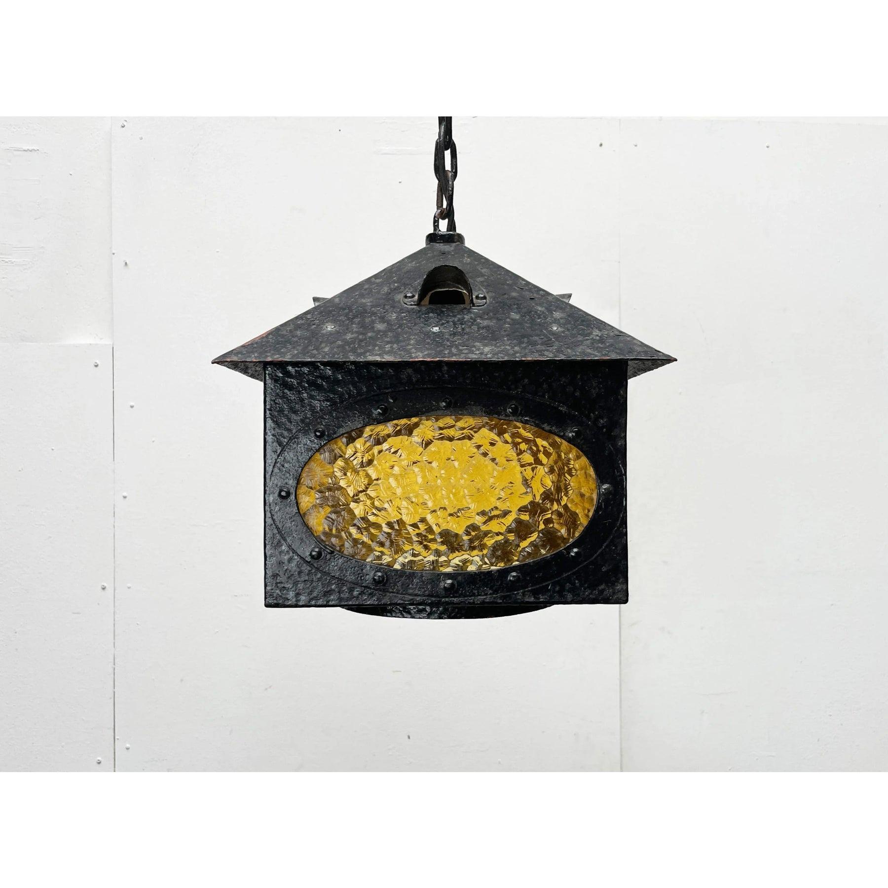 Lanterne en fer forgé du mouvement Arts & Crafts avec verre jaune en vente 5