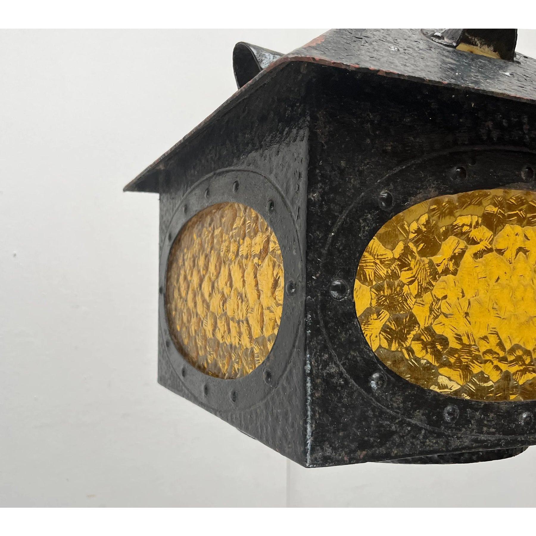 Lanterne en fer forgé du mouvement Arts & Crafts avec verre jaune en vente 7